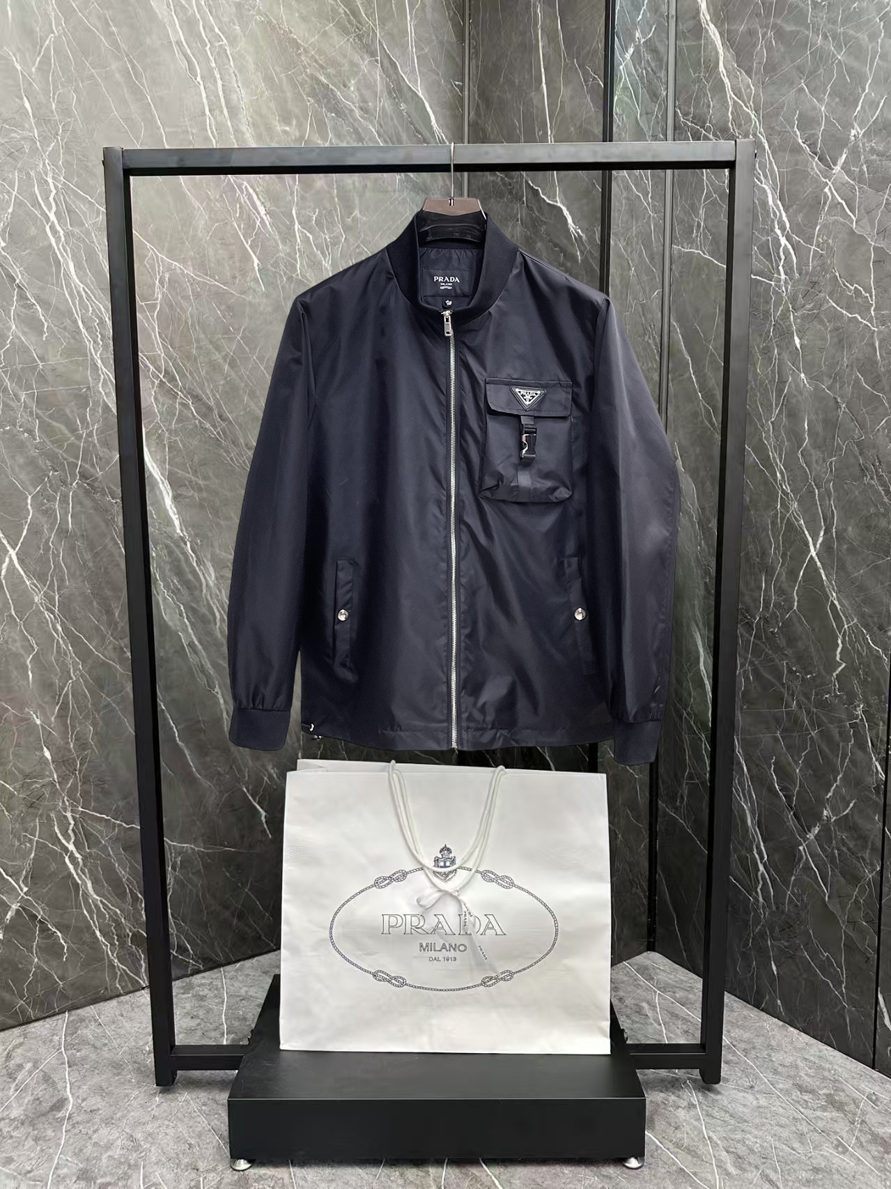 NO:876366,Same style as Prada official website, on sale in advance!  2026ss new spring men's jackets, original high-end version with three standards!  With hidden hood, custom-made fabrics at the counter, highly breathable and comfortable, impeccable details, brand element design concept, reflecting high quality. It feels delicate and soft!  It presents a casual cut and the upper body shape is awesome!  Size M～3XL, maximum wearing capacity is 195 catties.,,prada,jackets & coats,jackets & coats,hats,19860909普拉达 官网同款,提前发售！2026ss开春新款男士夹克外套,原单三标齐全高端版本！带隐藏帽,专柜定制面料 透气舒适度高,细节无可挑剔,品牌元素设计理念,体现高品质.手感细腻柔软！呈现休闲裁剪,上身版型超赞！码数M～3XL,最大穿195斤.,,prada,jackets & coats,jackets & coats,hats,,Men's clothing