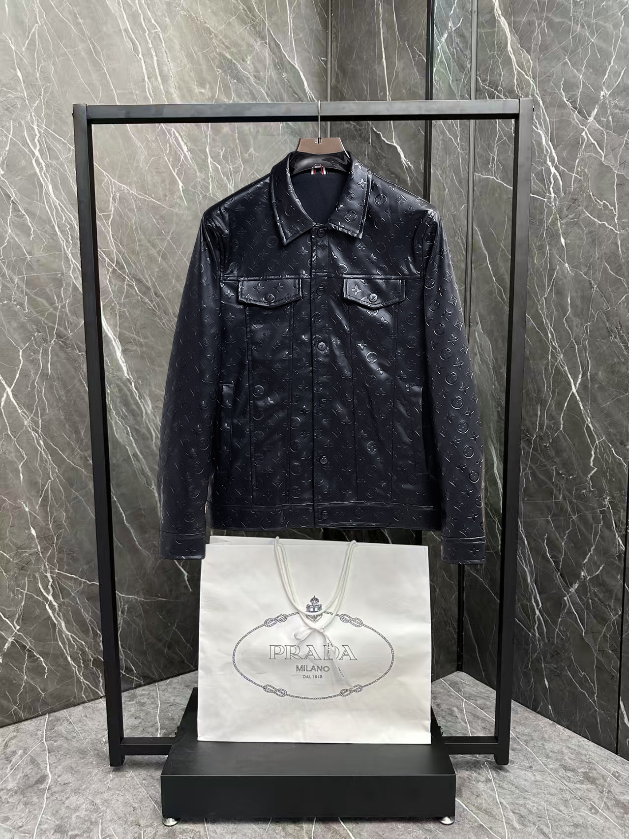 NO:876435,Hot spring style, Gucci (high-end quality) 2026 early spring new stylish casual leather jacket, imported original technical fabrics, comfortable and breathable upper body, exquisite hand-embroidered letter logo on the chest, unique design reversible style, digital positioning printing technology on the reverse, highlighting the personality of young people, original hardware accessories, extremely high-grade, handsome upper body!  M-3XL,,jackets & coats,jackets & coats,leather jacket,19860909开春爆款, 古奇（高端品质）2026早春新品时尚休闲皮衣夹克外套,进口原版科技面料,上身舒适透气,胸前精致手工刺绣工艺字母logo,独特设计两面穿风格,反面数码定位印花工艺,彰显了年轻人的个性,原版五金辅料,档次极高,上身帅气十足！M-3XL,,jackets & coats,jackets & coats,leather jacket,,Men's clothing