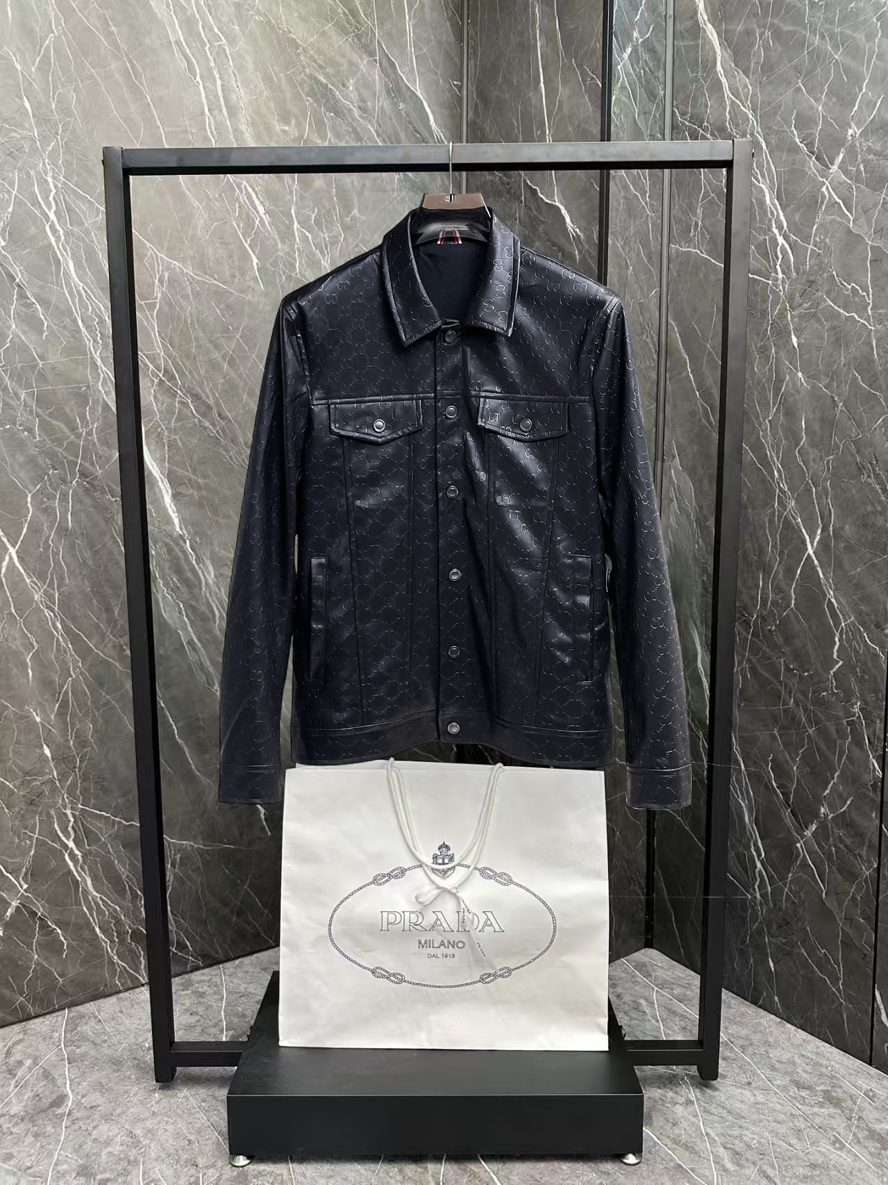 NO:876373,Hot spring style, LV (high-end quality) 2026 early spring new stylish casual leather jacket, imported original technical fabrics, comfortable and breathable upper body, exquisite hand-embroidered letter logo on the chest, unique design reversible style, digital positioning printing technology on the reverse, highlighting the personality of young people, original hardware accessories, extremely high-grade, handsome upper body!  M-3XL,,louis vuitton,jackets & coats,jackets & coats,leather jacket,19860909开春爆款, LV（高端品质）2026早春新品时尚休闲皮衣夹克外套,进口原版科技面料,上身舒适透气,胸前精致手工刺绣工艺字母logo,独特设计两面穿风格,反面数码定位印花工艺,彰显了年轻人的个性,原版五金辅料,档次极高,上身帅气十足！M-3XL,,louis vuitton,jackets & coats,jackets & coats,leather jacket,,Men's clothing