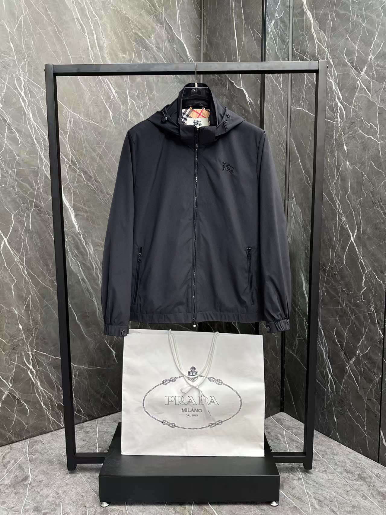 NO:876394,Same style as Burberry official website, on sale in advance!  2026ss new spring men's jackets, original high-end version with three standards!  With hidden hood, custom-made fabrics at the counter, highly breathable and comfortable, impeccable details, brand element design concept, reflecting high quality. It feels delicate and soft!  It presents a casual cut and the upper body shape is awesome!  Size M～3XL, maximum wearing capacity is 195 catties.,,burberry,jackets & coats,jackets & coats,hats,19860909巴宝莉 官网同款,提前发售！2026ss开春新款男士夹克外套,原单三标齐全高端版本！带隐藏帽,专柜定制面料 透气舒适度高,细节无可挑剔,品牌元素设计理念,体现高品质.手感细腻柔软！呈现休闲裁剪,上身版型超赞！码数M～3XL,最大穿195斤.,,burberry,jackets & coats,jackets & coats,hats,,Men's clothing