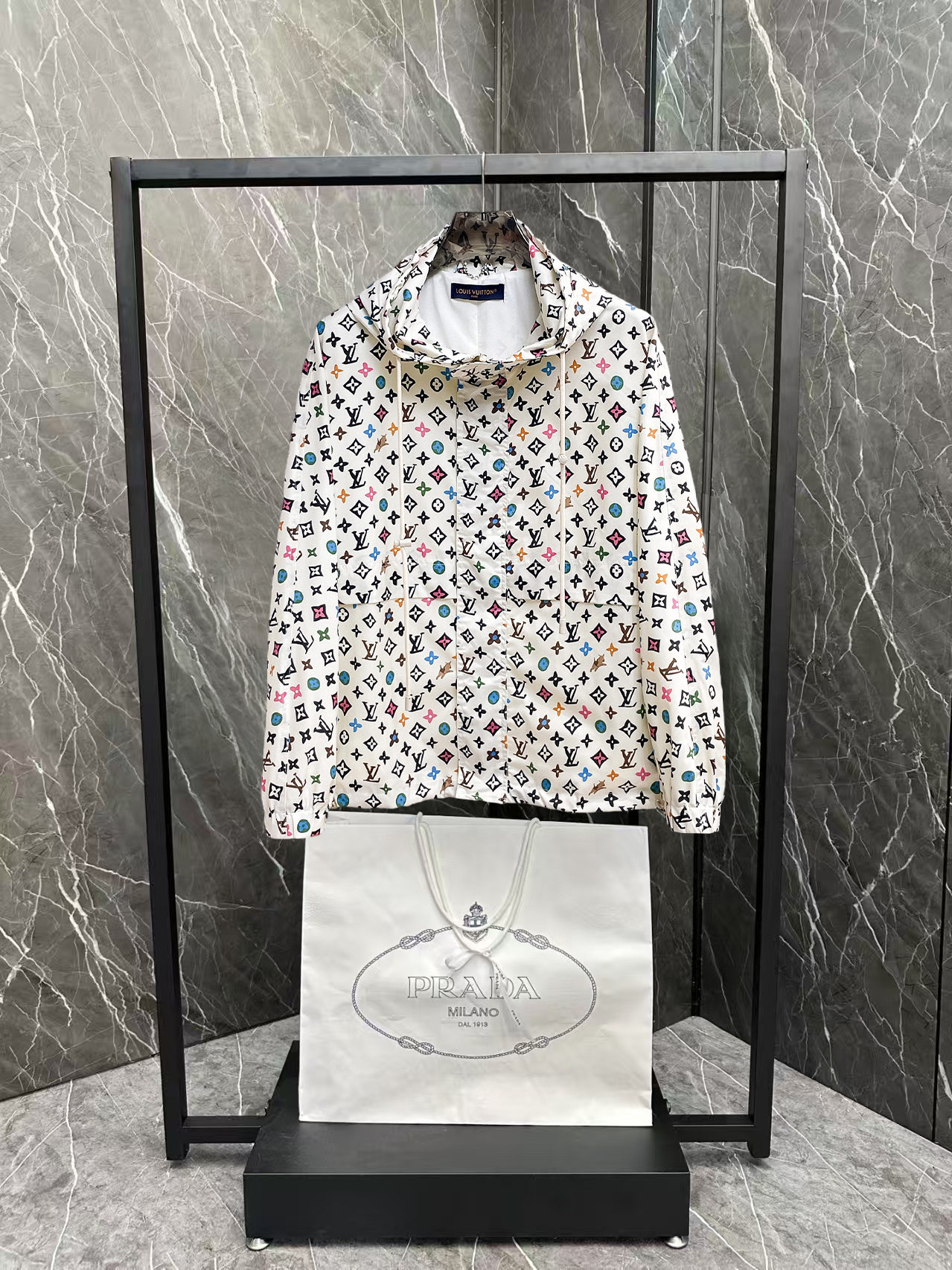 NO:876389,Same style as on LV official website, on sale in advance!  2026ss new spring men's jackets, original high-end version with three standards!  With hidden hood, custom-made fabrics at the counter, highly breathable and comfortable, impeccable details, brand element design concept, reflecting high quality. It feels delicate and soft!  It presents a casual cut and the upper body shape is awesome!  Size M～3XL, maximum wear is 195kg.,,louis vuitton,jackets & coats,jackets & coats,hats,19860909LV 官网同款,提前发售！2026ss开春新款男士夹克外套,原单三标齐全高端版本！带隐藏帽,专柜定制面料 透气舒适度高,细节无可挑剔,品牌元素设计理念,体现高品质.手感细腻柔软！呈现休闲裁剪,上身版型超赞！码数M～3XL,最大穿195斤.,,louis vuitton,jackets & coats,jackets & coats,hats,,Men's clothing