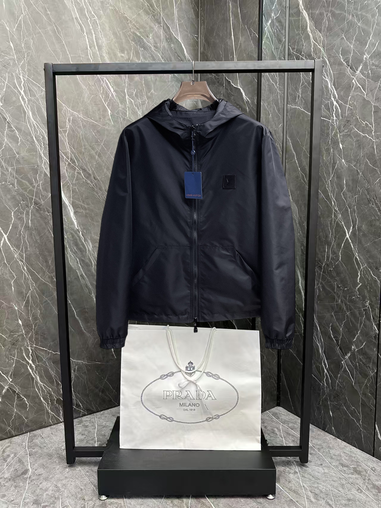 NO:876462,Same style as on LV official website, on sale in advance!  2026ss spring new men's reversible jacket, original single and three-label complete high-end version!  With hidden hood, custom-made fabrics at the counter, highly breathable and comfortable, impeccable details, brand element design concept, reflecting high quality. It feels delicate and soft!  It presents a casual cut and the upper body shape is awesome!  Size M～3XL, maximum wear is 195kg.,,louis vuitton,jackets & coats,jackets & coats,hats,19860909LV 官网同款,提前发售！2026ss开春新款男士双面穿夹克外套,原单三标齐全高端版本！带隐藏帽,专柜定制面料 透气舒适度高,细节无可挑剔,品牌元素设计理念,体现高品质.手感细腻柔软！呈现休闲裁剪,上身版型超赞！码数M～3XL,最大穿195斤.,,louis vuitton,jackets & coats,jackets & coats,hats,,Men's clothing