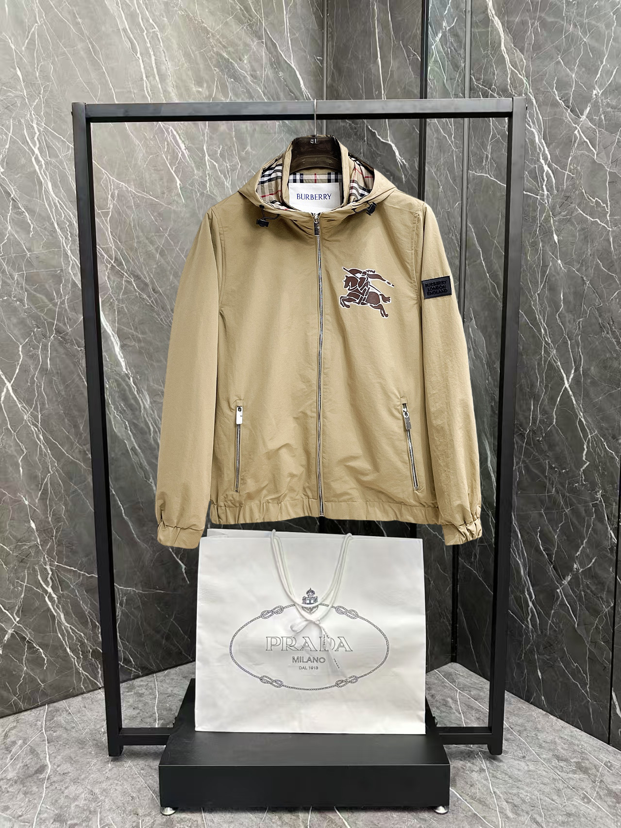 NO:876382,Same style as Burberry official website, on sale in advance!  2026ss new spring men's jackets, original high-end version with three standards!  With hidden hood, custom-made fabrics at the counter, highly breathable and comfortable, impeccable details, brand element design concept, reflecting high quality. It feels delicate and soft!  It presents a casual cut and the upper body shape is awesome!  Size M～3XL, maximum wearing capacity is 195 catties.,,burberry,jackets & coats,jackets & coats,hats,19860909巴宝莉 官网同款,提前发售！2026ss开春新款男士夹克外套,原单三标齐全高端版本！带隐藏帽,专柜定制面料 透气舒适度高,细节无可挑剔,品牌元素设计理念,体现高品质.手感细腻柔软！呈现休闲裁剪,上身版型超赞！码数M～3XL,最大穿195斤.,,burberry,jackets & coats,jackets & coats,hats,,Men's clothing