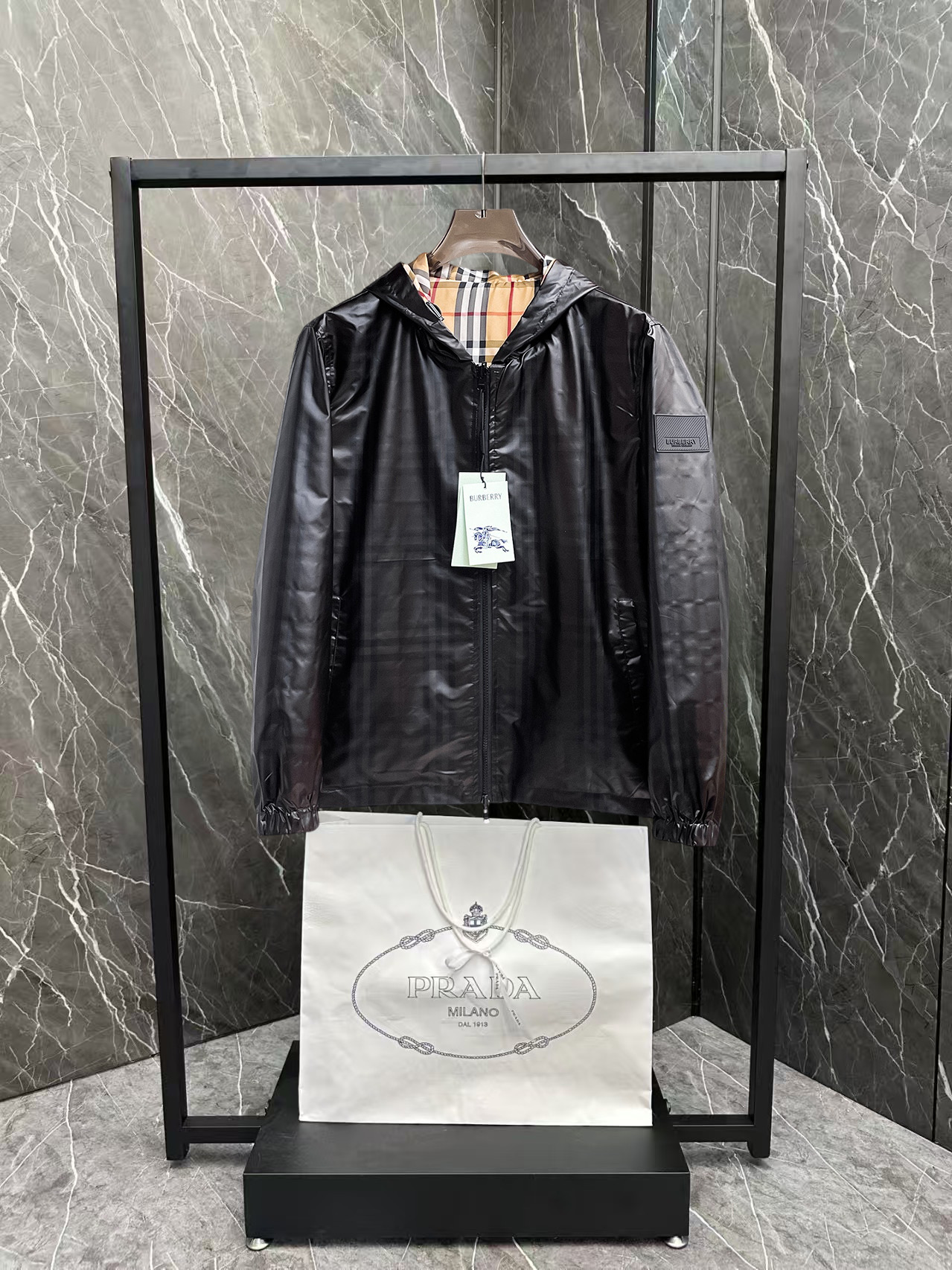 NO:876374,Same style as Burberry official website, on sale in advance!  2026ss spring new men's reversible jacket, original single and three-label complete high-end version!  With hidden hood, custom-made fabrics at the counter, highly breathable and comfortable, impeccable details, brand element design concept, reflecting high quality. It feels delicate and soft!  It presents a casual cut and the upper body shape is awesome!  Size M～3XL, maximum wearing capacity is 195 catties.,,burberry,jackets & coats,jackets & coats,hats,19860909巴宝莉 官网同款,提前发售！2026ss开春新款男士双面穿夹克外套,原单三标齐全高端版本！带隐藏帽,专柜定制面料 透气舒适度高,细节无可挑剔,品牌元素设计理念,体现高品质.手感细腻柔软！呈现休闲裁剪,上身版型超赞！码数M～3XL,最大穿195斤.,,burberry,jackets & coats,jackets & coats,hats,,Men's clothing