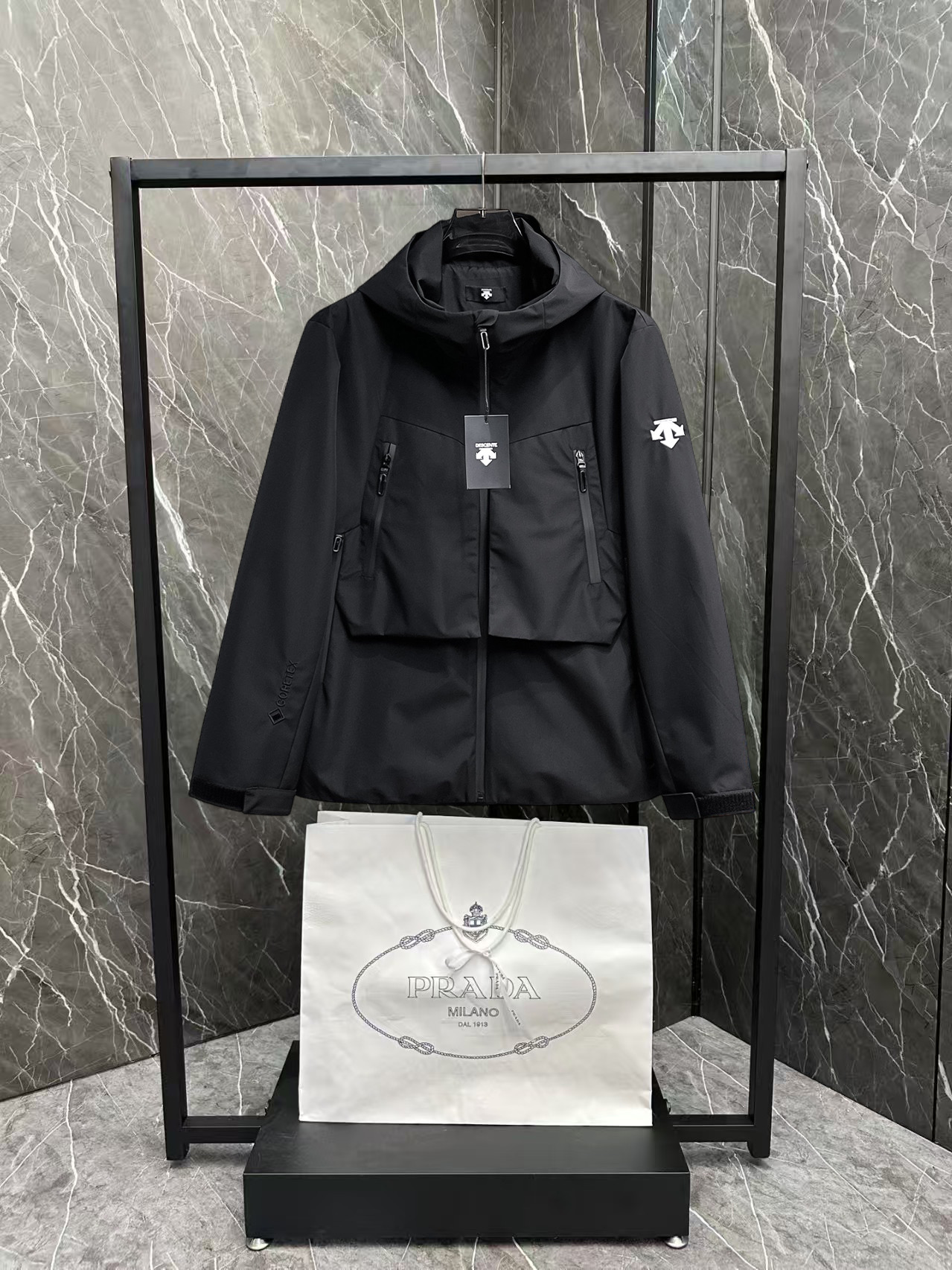 NO:876430,Same style as Descente’s official website, on sale in advance!  2026ss new spring men's jackets, original high-end version with three standards!  With hidden hood, custom-made fabrics at the counter, highly breathable and comfortable, impeccable details, brand element design concept, reflecting high quality. It feels delicate and soft!  It presents a casual cut and the upper body shape is awesome!  Size M～3XL, maximum wearing capacity is 195 catties.,,jackets & coats,jackets & coats,hats,19860909迪桑特 官网同款,提前发售！2026ss开春新款男士夹克外套,原单三标齐全高端版本！带隐藏帽,专柜定制面料 透气舒适度高,细节无可挑剔,品牌元素设计理念,体现高品质.手感细腻柔软！呈现休闲裁剪,上身版型超赞！码数M～3XL,最大穿195斤.,,jackets & coats,jackets & coats,hats,,Men's clothing