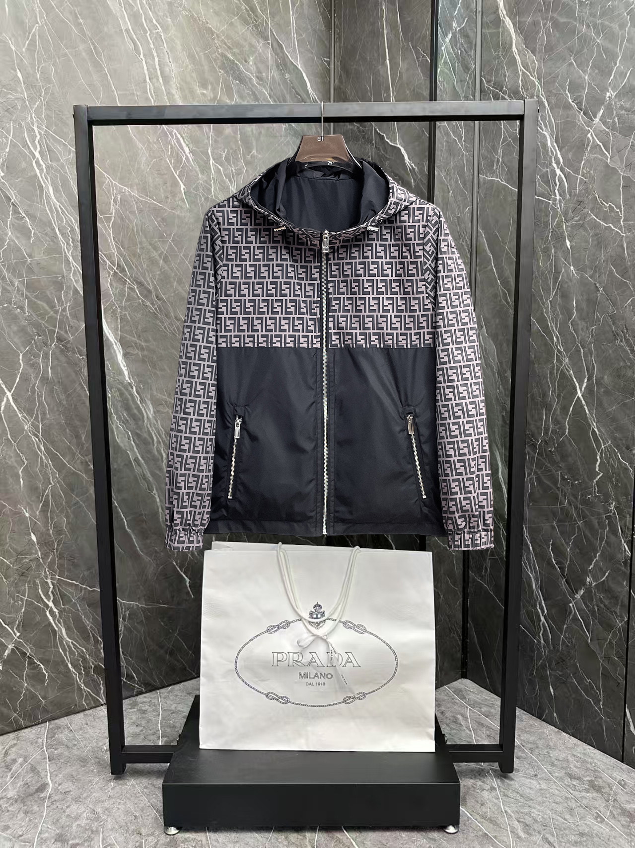 NO:876422,Same style as Fendi official website, on sale in advance!  2026ss spring new men's reversible jacket, original single and three-label complete high-end version!  With hidden hood, custom-made fabrics at the counter, highly breathable and comfortable, impeccable details, brand element design concept, reflecting high quality. It feels delicate and soft!  It presents a casual cut and the upper body shape is awesome!  Size M～3XL, maximum wearing capacity is 195 catties.,,fendi,jackets & coats,jackets & coats,hats,19860909芬迪 官网同款,提前发售！2026ss开春新款男士双面穿夹克外套,原单三标齐全高端版本！带隐藏帽,专柜定制面料 透气舒适度高,细节无可挑剔,品牌元素设计理念,体现高品质.手感细腻柔软！呈现休闲裁剪,上身版型超赞！码数M～3XL,最大穿195斤.,,fendi,jackets & coats,jackets & coats,hats,,Men's clothing