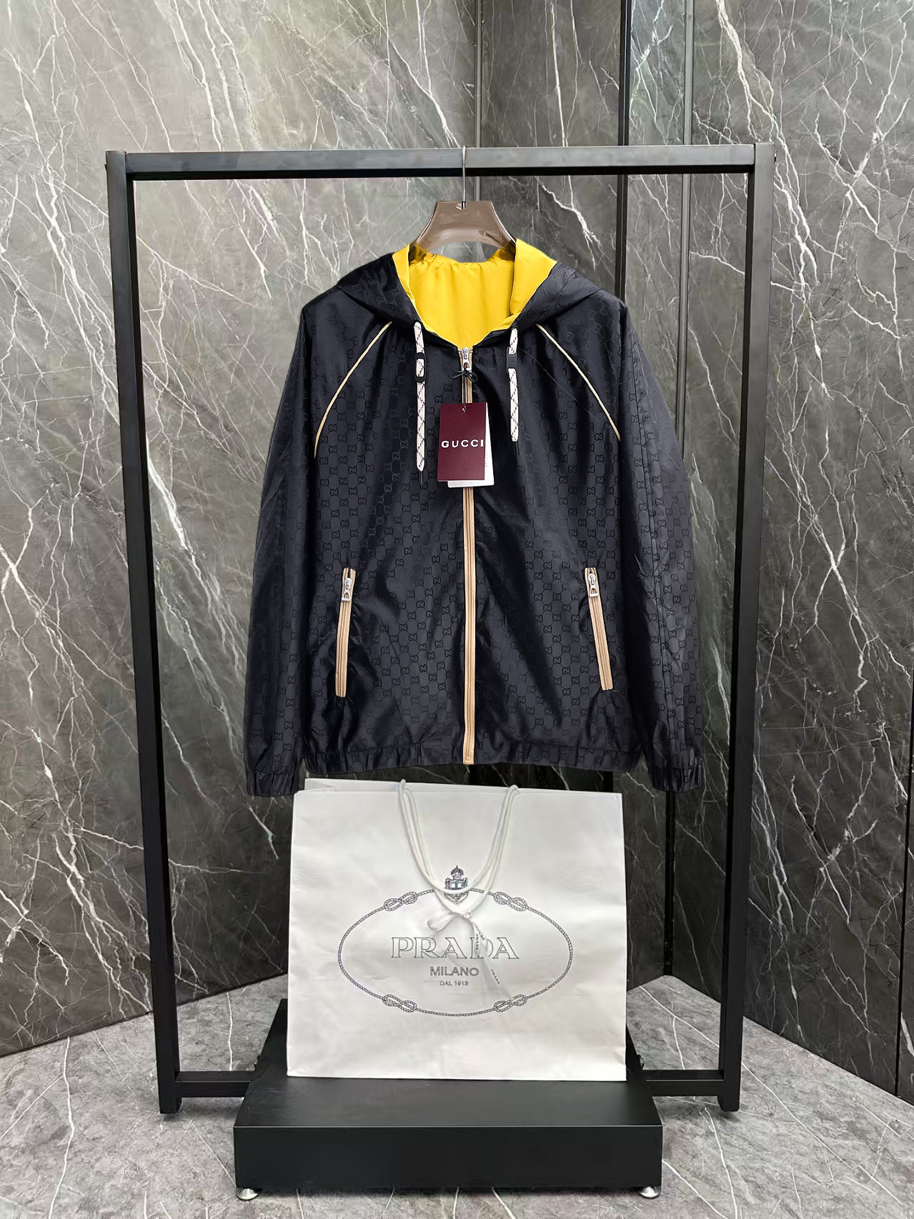 NO:876416,Same style as Gucci official website, on sale in advance!  2026ss new spring men's jackets, original high-end version with three standards!  With hidden hood, custom-made fabrics at the counter, highly breathable and comfortable, impeccable details, brand element design concept, reflecting high quality. It feels delicate and soft!  It presents a casual cut and the upper body shape is awesome!  Size M～3XL, maximum wearing capacity is 195 catties.,,jackets & coats,jackets & coats,hats,19860909古奇 官网同款,提前发售！2026ss开春新款男士夹克外套,原单三标齐全高端版本！带隐藏帽,专柜定制面料 透气舒适度高,细节无可挑剔,品牌元素设计理念,体现高品质.手感细腻柔软！呈现休闲裁剪,上身版型超赞！码数M～3XL,最大穿195斤.,,jackets & coats,jackets & coats,hats,,Men's clothing