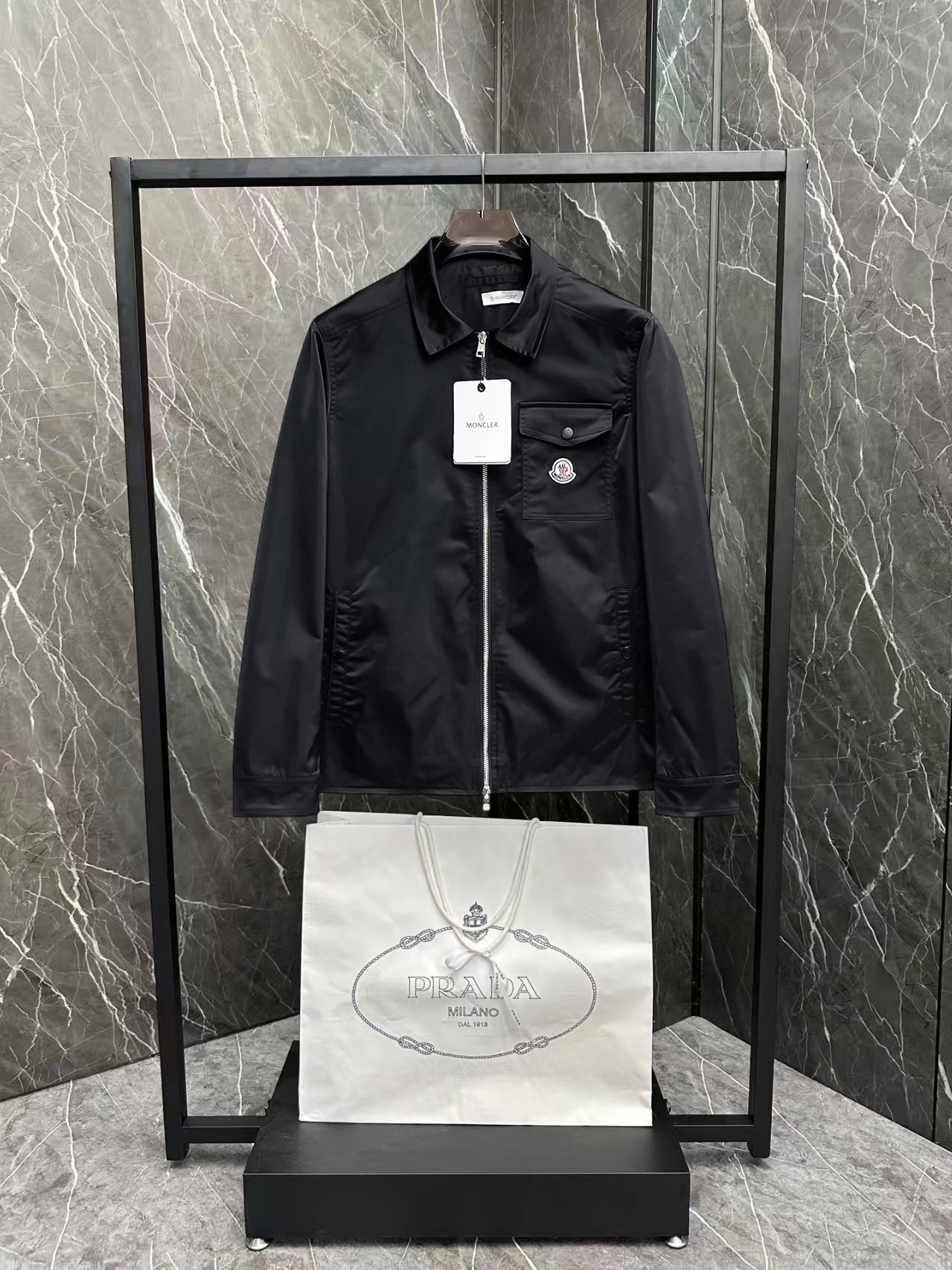 NO:876407,Same style as Mengkou official website, on sale in advance!  2026ss new spring men's jackets, original high-end version with three standards!  With hidden hood, custom-made fabrics at the counter, highly breathable and comfortable, impeccable details, brand element design concept, reflecting high quality. It feels delicate and soft!  It presents a casual cut and the upper body shape is awesome!  Size M～3XL, maximum wearing capacity is 195 catties.,,Moncler,jackets & coats,jackets & coats,hats,19860909蒙口 官网同款,提前发售！2026ss开春新款男士夹克外套,原单三标齐全高端版本！带隐藏帽,专柜定制面料 透气舒适度高,细节无可挑剔,品牌元素设计理念,体现高品质.手感细腻柔软！呈现休闲裁剪,上身版型超赞！码数M～3XL,最大穿195斤.,,Moncler,jackets & coats,jackets & coats,hats,,Men's clothing