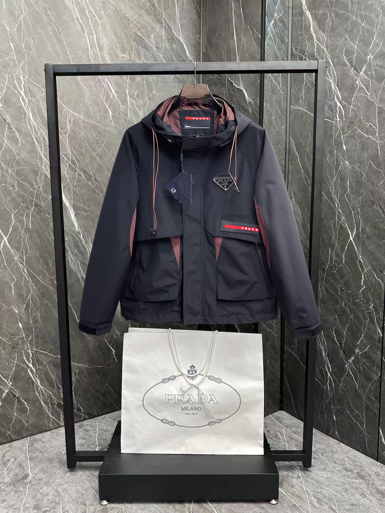 NO:876400,Same style as Prada official website, on sale in advance!  2026ss new spring men's jackets, original high-end version with three standards!  With hidden hood, custom-made fabrics at the counter, highly breathable and comfortable, impeccable details, brand element design concept, reflecting high quality. It feels delicate and soft!  It presents a casual cut and the upper body shape is awesome!  Size M～3XL, maximum wearing capacity is 195 catties.,,prada,jackets & coats,jackets & coats,hats,19860909普拉达 官网同款,提前发售！2026ss开春新款男士夹克外套,原单三标齐全高端版本！带隐藏帽,专柜定制面料 透气舒适度高,细节无可挑剔,品牌元素设计理念,体现高品质.手感细腻柔软！呈现休闲裁剪,上身版型超赞！码数M～3XL,最大穿195斤.,,prada,jackets & coats,jackets & coats,hats,,Men's clothing