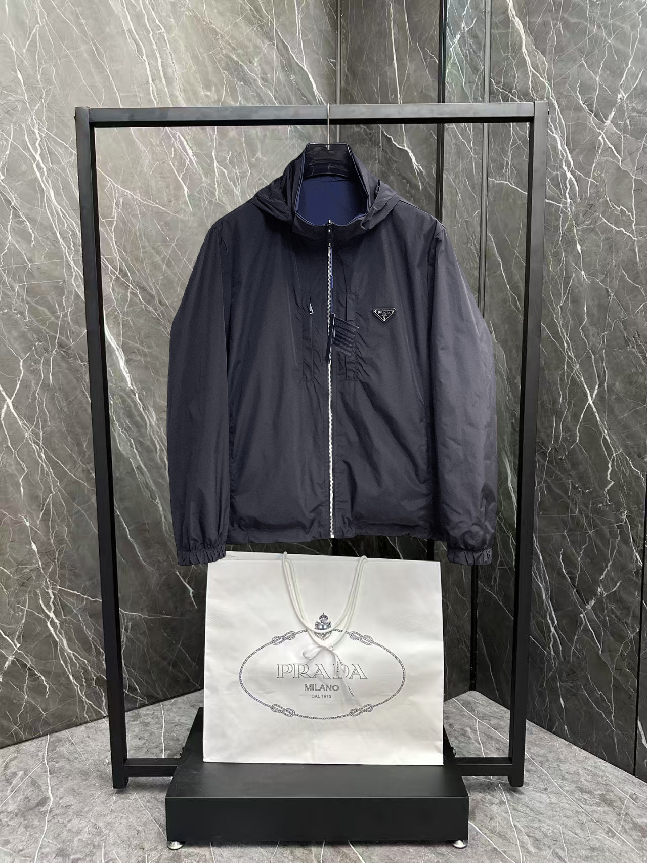 NO:876393,Same style as Prada official website, on sale in advance!  2026ss spring new men's reversible jacket, original single and three-label complete high-end version!  With hidden hood, custom-made fabrics at the counter, highly breathable and comfortable, impeccable details, brand element design concept, reflecting high quality. It feels delicate and soft!  It presents a casual cut and the upper body shape is awesome!  Size M～3XL, maximum wearing capacity is 195 catties.,,prada,jackets & coats,jackets & coats,hats,19860909普拉达 官网同款,提前发售！2026ss开春新款男士双面穿夹克外套,原单三标齐全高端版本！带隐藏帽,专柜定制面料 透气舒适度高,细节无可挑剔,品牌元素设计理念,体现高品质.手感细腻柔软！呈现休闲裁剪,上身版型超赞！码数M～3XL,最大穿195斤.,,prada,jackets & coats,jackets & coats,hats,,Men's clothing