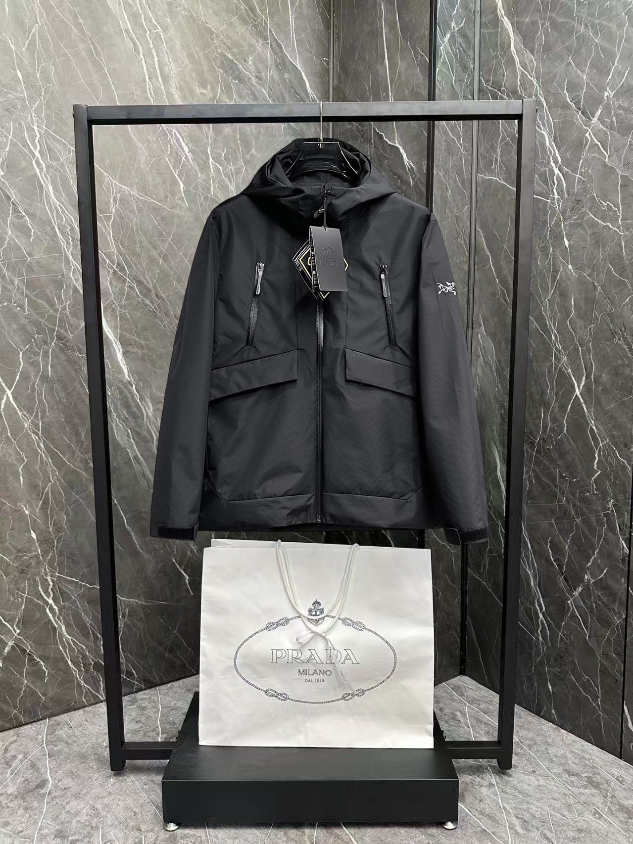 NO:876388,Same style as Arc’teryx official website, on sale in advance!  2026ss new spring men's jackets, original high-end version with three standards!  With hidden hood, custom-made fabrics at the counter, highly breathable and comfortable, impeccable details, brand element design concept, reflecting high quality. It feels delicate and soft!  It presents a casual cut and the upper body shape is awesome!  Size M～3XL, maximum wearing capacity is 195 catties.,arc'teryx,jackets & coats,jackets & coats,hats,19860909始祖鸟 官网同款,提前发售！2026ss开春新款男士夹克外套,原单三标齐全高端版本！带隐藏帽,专柜定制面料 透气舒适度高,细节无可挑剔,品牌元素设计理念,体现高品质.手感细腻柔软！呈现休闲裁剪,上身版型超赞！码数M～3XL,最大穿195斤.,arc'teryx,jackets & coats,jackets & coats,hats,,Men's clothing
