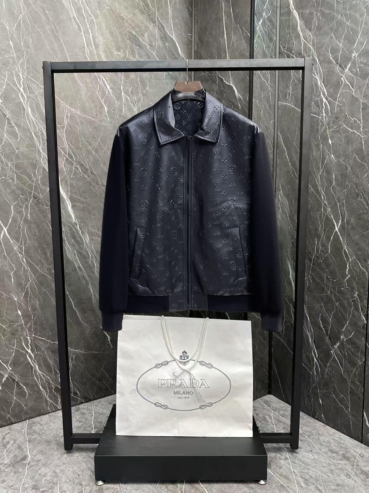 NO:876381,The same style as the LV official website, complete with three labels, sold in advance. 2026ss new spring men's leather jacket, original high-end version with complete three labels. Custom-made fabrics at the counter. Highly breathable and comfortable, impeccable details, brand element design concept, reflecting high quality. Delicate and soft feel. Casual tailoring, excellent upper body shape. Size M~3XL, maximum wearing capacity is 195 pounds. Louis vuitton, jackets & coats, jackets & coats, leather  jacket,19860909LV 官网同款,三标齐全,提前发售 2026ss开春新款男士皮衣夹克外套,原单三标齐全高端版本 专柜定制面料 透气舒适度高,细节无可挑剔,品牌元素设计理念,体现高品质.手感细腻柔软 呈现休闲裁剪,上身版型超赞 码数M～3XL,最大穿195斤,,louis vuitton,jackets & coats,jackets & coats,leather jacket,,Men's clothing