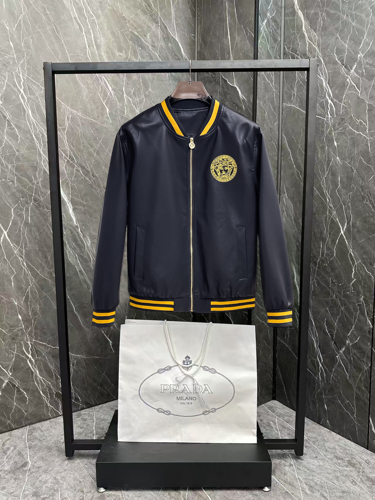 NO:876346,Same style as Versace's official website, complete with three labels, on sale in advance. 2026ss new men's leather jacket jacket for spring, complete with three labels, high-end version of the original order. Custom-made fabrics at the counter. Highly breathable and comfortable, impeccable details, brand element design concept, reflecting high quality. Delicate and soft feel. Casual tailoring, excellent upper body shape. Size M～3XL, maximum wear 195 catties,,versace,jackets & coats,jackets & coats,leather jacket,19860909范思哲 官网同款,三标齐全,提前发售 2026ss开春新款男士皮衣夹克外套,原单三标齐全高端版本 专柜定制面料 透气舒适度高,细节无可挑剔,品牌元素设计理念,体现高品质.手感细腻柔软 呈现休闲裁剪,上身版型超赞 码数M～3XL,最大穿195斤,,versace,jackets & coats,jackets & coats,leather jacket,,Men's clothing