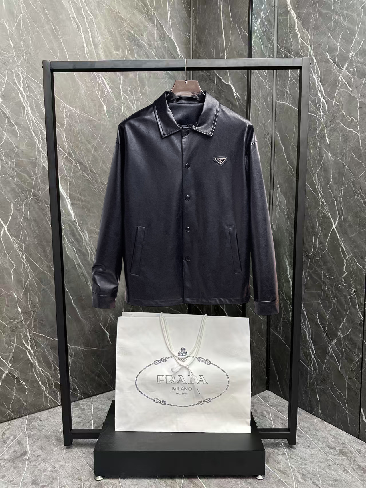 NO:876341,Prada official website of the same style, complete with three labels, on sale in advance. 2026ss new men's leather jacket jacket for spring, high-end version with complete three labels of the original order. Custom-made fabrics at the counter. Highly breathable and comfortable, impeccable details, brand element design concept, reflecting high quality. Delicate and soft feel. Casual tailoring, excellent upper body shape. Size M～3XL, maximum wearing capacity is 195 catties., prada,jackets & coats,jackets & coats,leather jacket,19860909普拉达 官网同款,三标齐全,提前发售 2026ss开春新款男士皮衣夹克外套,原单三标齐全高端版本 专柜定制面料 透气舒适度高,细节无可挑剔,品牌元素设计理念,体现高品质.手感细腻柔软 呈现休闲裁剪,上身版型超赞 码数M～3XL,最大穿195斤,,prada,jackets & coats,jackets & coats,leather jacket,,Men's clothing