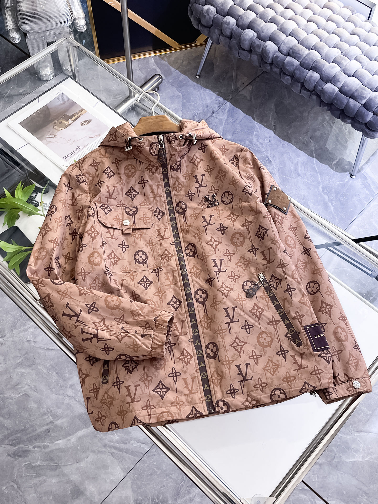 NO:947515,Same style as LV official website, complete with three labels, sold in advance. 2026ss new autumn men's cotton jackets, high-end version with complete three labels of the original order. Custom-made fabrics at the counter. Highly breathable and comfortable, impeccable details, brand element design concept, reflecting high quality. Delicate and soft feel. Casual tailoring, excellent upper body shape. Size M～3XL, maximum wearing capacity is 195 pounds. Louis vuitton, jackets & coats,jackets & coats,19860909LV官网同款,三标齐全,提前发售 2026ss开秋新款男士棉服夹克外套,原单三标齐全高端版本 专柜定制面料 透气舒适度高,细节无可挑剔,品牌元素设计理念,体现高品质.手感细腻柔软 呈现休闲裁剪,上身版型超赞 码数M～3XL,最大穿195斤,,louis vuitton,jackets & coats,jackets & coats,,Men's clothing