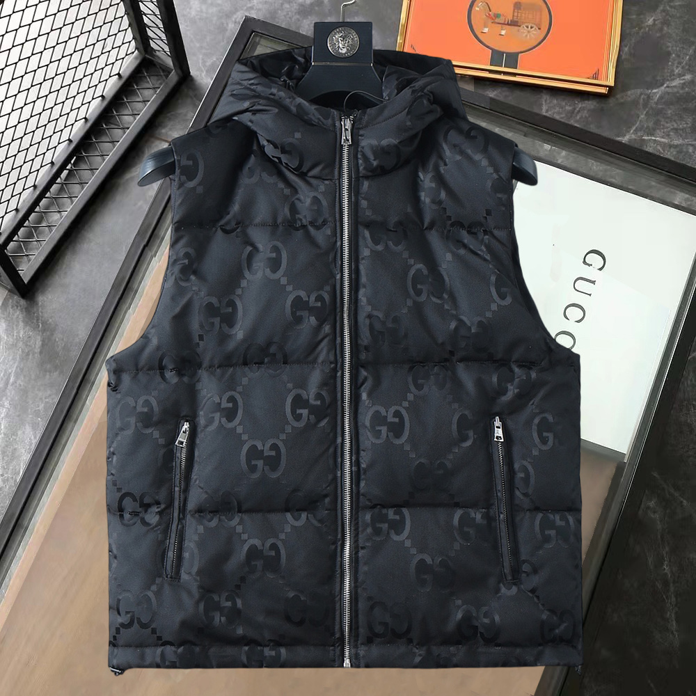 NO:595271,Gucci 2025FW down vest, a must-have item for fashionistas!  Advanced customization: The highest standard 90 white goose down, the ingredients are tested, and the first-class thermal performance. Double-layer gallbladder cloth inside to ensure that the goose down will not drill out. Customized high-density waterproof nylon fabric. High-end texture and durability. The quality can reach the purchase level. Super versatile, the upper body effect is great!  Size M~3XL,,down jacket,alexander wang19860909古奇 2025FW羽绒马甲 潮人必备单品！高级定制 最高标准90白鹅绒,成分支持检测,一流保暖性能.内里双层胆布,以保证鹅绒不会钻出,定制高密度防水尼龙面料.高端质感及耐用性.品质可达代购级别. 超级百搭,上身效果超赞！ 尺码M~3XL,,down jacket,alexander wang,Men's clothing