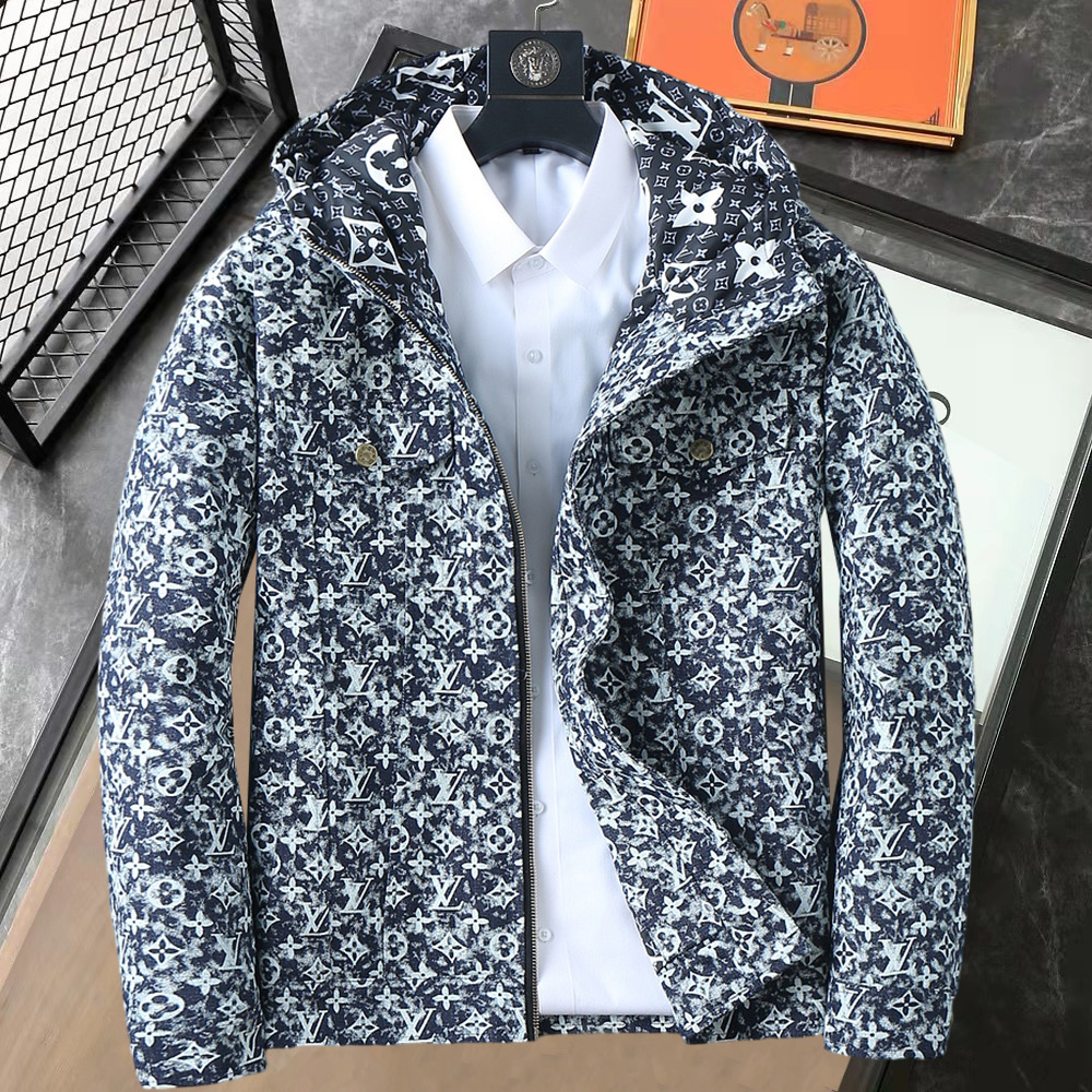 NO:595263,LV 2025 spring and winter new down jacket. This is known as the most expensive down jacket in the world, all 90 down. With a classic logo combination, it is full of visual impact at first sight. It has better thermal insulation performance, is light and not heavy, and has good loft recovery after compression, and can gather heat and lock in temperature!  Personalized color matching design, fresh and energetic!  There are too many versions circulating in the market. In addition to the different fabrics and workmanship, the biggest difference is that the filling is not goose down at all but feather silk or velvet, etc., and it is not easy to distinguish for those who don’t understand. In addition, the fabrics and workmanship are definitely not of the same level. In short, look for us and you will never go astray. All the exclusive full colors are purchased from genuine development. If you understand the quality of our down jackets, you can safely recommend it with your eyes closed. The three standards are complete!  Uniform series for men and women!  Size M-3XL. Maximum wear is 195 pounds.,,louis vuitton,down jacket,alexander wang19860909LV 2025春冬新款羽绒服.这款号称羽绒服届最贵的,全部90绒的.带着经典的Logo组合搭配,第一眼看到就是满满的视觉冲击,保暖性能更出色,轻便不厚重,且压缩后的蓬松度恢复性好,聚热锁温！个性的拼色设计,清新有活力！市面流通的版本实在太多了,除了面料做工不同外,最大的区别就是填充物根本不是鹅绒而是羽丝或手感绒等等,而不懂的根本不容易区分.另外面料和做工也绝对不是一个级别,总之认准我们,让你绝对不跑偏,独家全色全部购入正版开发,懂我们家羽绒服质量的,完全可以放心闭眼推.三标齐全！男女同款系列！码数M-3XL.最大穿到195斤.,,louis vuitton,down jacket,alexander wang,Men's clothing