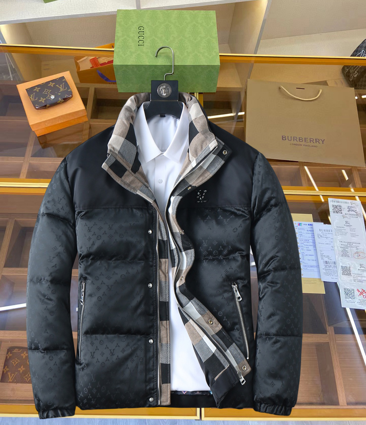 NO:629848,LV three-standard complete 2025ss winter new down jacket, the new product on the show is in perfect condition, comfortable and warm, the color is full and attractive, the design is very outstanding, it can easily enhance the fashion sense, the workmanship is extremely sophisticated and rigorous, and the wiring is neat and meticulous!  A masterpiece from a famous designer!  The upper body does not look bloated and is super handsome!  Available sizes M ~ XXXL,,louis vuitton,jackets & coats,down jacket,alexander wang19860909LV 三标齐全 2025ss冬季新款羽绒棉服外套,秀场新品品相非常完美,舒适保暖,色泽饱满诱人,非常出彩的设计,轻松将时髦感进阶,做工极为考究严谨,走线工整细致！大牌设计师巨作！上身不显臃肿、超级帅气！现货码数M ～ XXXL,,louis vuitton,jackets & coats,down jacket,alexander wang,Men's clothing