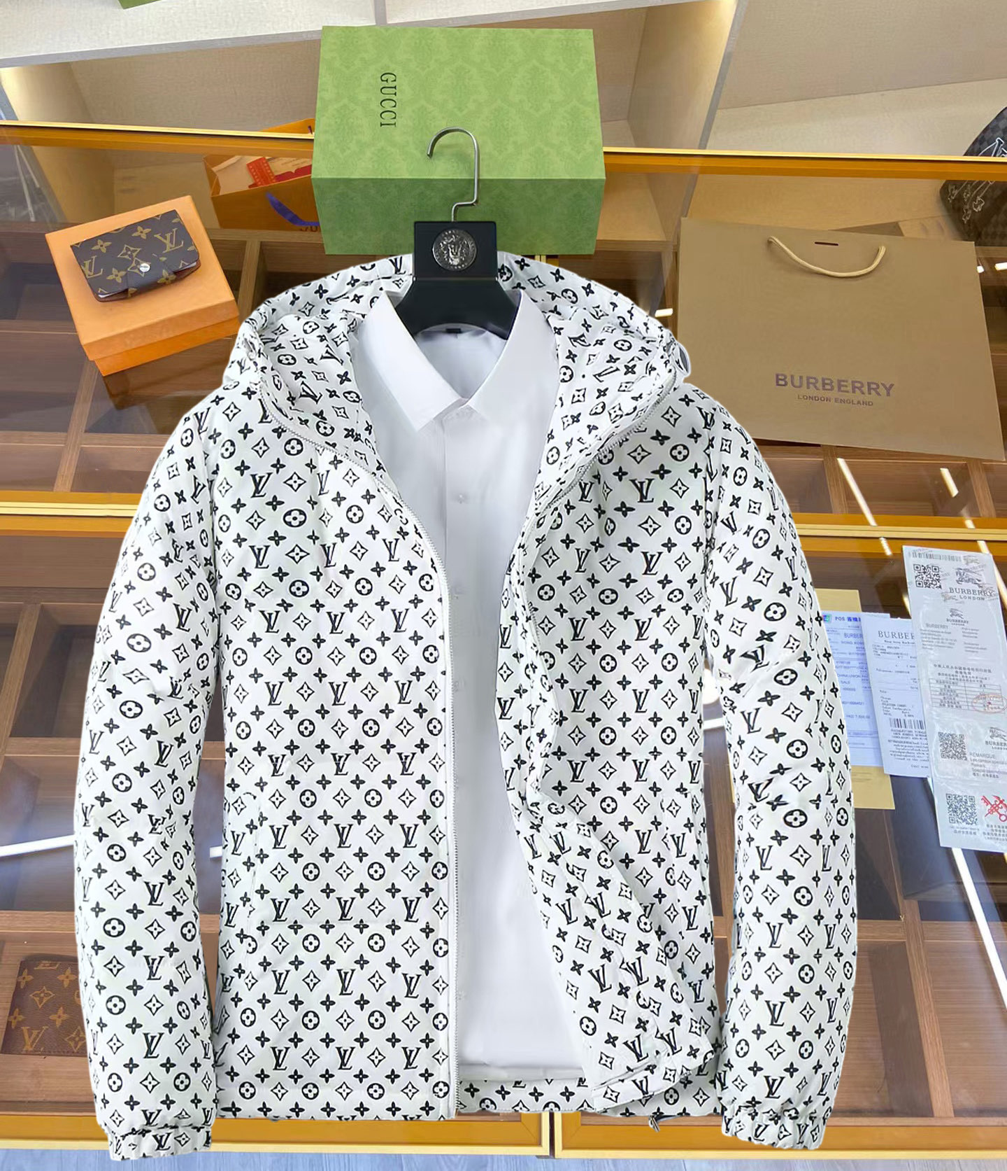 NO:629856,LV 2025 autumn and winter new down jacket. This is known as the most expensive down jacket in the world, all 90 down. With a classic logo combination, it is full of visual impact at first sight. It has better thermal insulation performance, is light and not heavy, and has good loft recovery after compression, and it can gather heat and lock in temperature!  Personalized color matching design, fresh and energetic!  There are too many versions circulating in the market. In addition to the different fabrics and workmanship, the biggest difference is that the filling is not goose down at all but feather silk or velvet, etc., and it is not easy to distinguish for those who don’t understand. In addition, the fabrics and workmanship are definitely not of the same level. In short, look for us and you will never go astray. All the exclusive full colors are purchased from genuine development. If you understand the quality of our down jackets, you can safely recommend it with your eyes closed. The three standards are complete!  Uniform series for men and women!  Size M-3XL. Maximum wear is 195 pounds.,,louis vuitton,down jacket,alexander wang19860909LV 2025秋冬新款羽绒服.这款号称羽绒服届最贵的,全部90绒的.带着经典的Logo组合搭配,第一眼看到就是满满的视觉冲击,保暖性能更出色,轻便不厚重,且压缩后的蓬松度恢复性好,聚热锁温！个性的拼色设计,清新有活力！市面流通的版本实在太多了,除了面料做工不同外,最大的区别就是填充物根本不是鹅绒而是羽丝或手感绒等等,而不懂的根本不容易区分.另外面料和做工也绝对不是一个级别,总之认准我们,让你绝对不跑偏,独家全色全部购入正版开发,懂我们家羽绒服质量的,完全可以放心闭眼推.三标齐全！男女同款系列！码数M-3XL.最大穿到195斤.,,louis vuitton,down jacket,alexander wang,Men's clothing