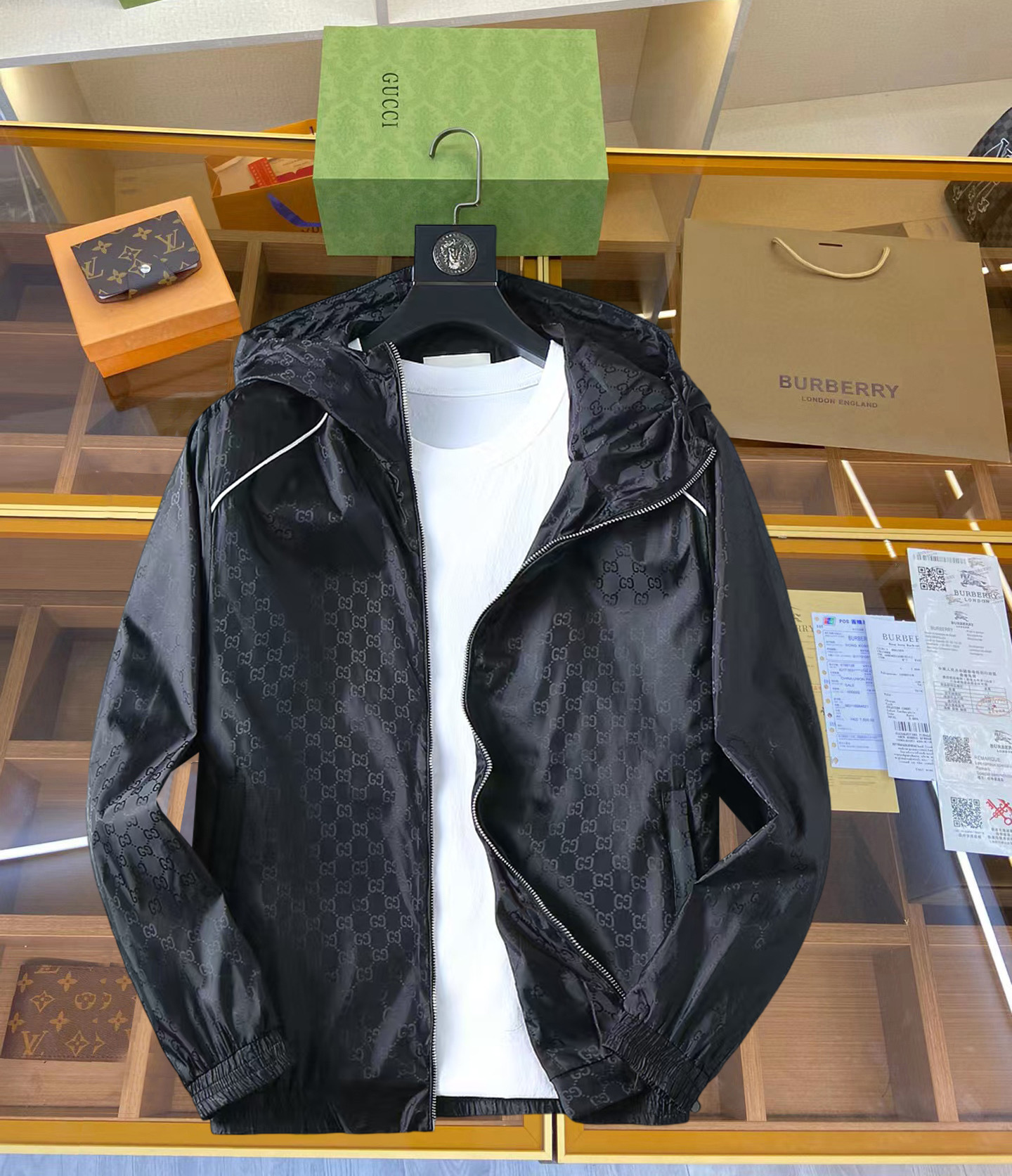 NO:629720,Same style as Gucci official website, on sale in advance!  2025ss new autumn men's jackets, high-end version with complete three-standard original order!  , counter-customized fabrics with high breathability and comfort, impeccable details, brand element design concept, reflecting high quality. It feels delicate and soft!  It presents a casual cut and the upper body shape is awesome!  Size M～3XL, maximum wear is 195 catties.,,jackets & coats,jackets & coats,alexander wang19860909古奇 官网同款,提前发售！2025ss开秋新款男士夹克外套,原单三标齐全高端版本！,专柜定制面料 透气舒适度高,细节无可挑剔,品牌元素设计理念,体现高品质.手感细腻柔软！呈现休闲裁剪,上身版型超赞！码数M～3XL,最大穿195斤.,,jackets & coats,jackets & coats,alexander wang,Men's clothing