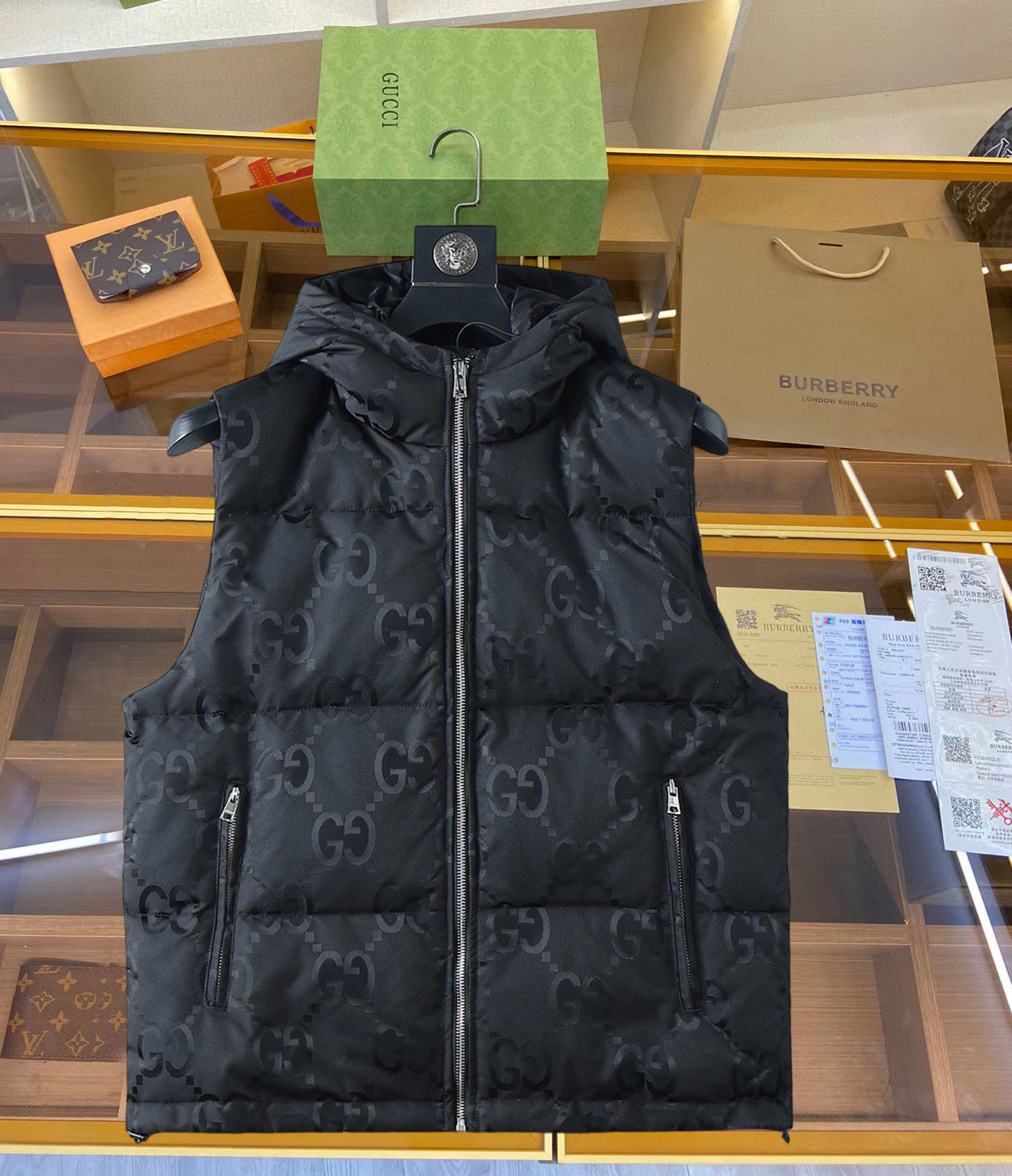 NO:629863,Gucci 2025FW down vest, a must-have item for fashionistas!  Advanced customization: The highest standard 90 white goose down, the ingredients are tested, and the first-class thermal performance. Double-layer gallbladder cloth inside to ensure that the goose down will not drill out. Customized high-density waterproof nylon fabric. High-end texture and durability. The quality can reach the purchase level. Super versatile, the upper body effect is great!  Size M~3XL,,down jacket,alexander wang19860909古奇 2025FW羽绒马甲 潮人必备单品！高级定制 最高标准90白鹅绒,成分支持检测,一流保暖性能.内里双层胆布,以保证鹅绒不会钻出,定制高密度防水尼龙面料.高端质感及耐用性.品质可达代购级别. 超级百搭,上身效果超赞！ 尺码M~3XL,,down jacket,alexander wang,Men's clothing