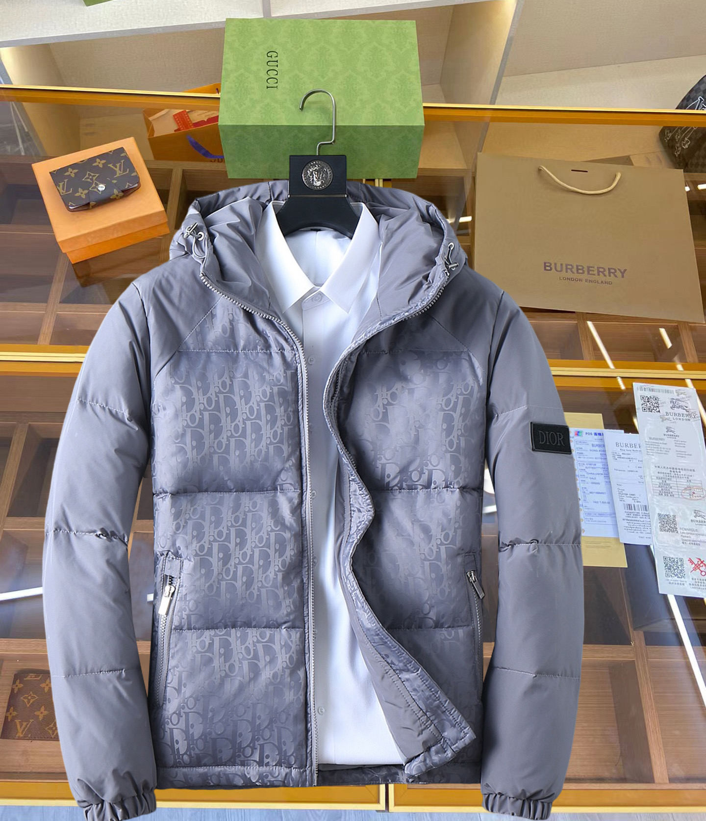 NO:629882,Dior's new 2025 autumn and winter down jacket. This is known as the most expensive down jacket in the world, all 90 down. With a classic logo combination, it is full of visual impact at first sight. It has better thermal insulation performance, is light and not heavy, and has good loft recovery after compression, and it can gather heat and lock in temperature!  Personalized color matching design, fresh and energetic!  There are too many versions circulating in the market. In addition to the different fabrics and workmanship, the biggest difference is that the filling is not goose down at all but feather silk or velvet, etc., and it is not easy to distinguish for those who don’t understand. In addition, the fabrics and workmanship are definitely not of the same level. In short, look for us and you will never go astray. All the exclusive full colors are purchased from genuine development. If you understand the quality of our down jackets, you can safely recommend it with your eyes closed. The three standards are complete!  Uniform series for men and women!  Size M-3XL. Maximum wear is 195 pounds.,, dior, down jacket, alexander wang19860909迪奥 2025秋冬新款羽绒服.这款号称羽绒服届最贵的,全部90绒的.带着经典的Logo组合搭配,第一眼看到就是满满的视觉冲击,保暖性能更出色,轻便不厚重,且压缩后的蓬松度恢复性好,聚热锁温！个性的拼色设计,清新有活力！市面流通的版本实在太多了,除了面料做工不同外,最大的区别就是填充物根本不是鹅绒而是羽丝或手感绒等等,而不懂的根本不容易区分.另外面料和做工也绝对不是一个级别,总之认准我们,让你绝对不跑偏,独家全色全部购入正版开发,懂我们家羽绒服质量的,完全可以放心闭眼推.三标齐全！男女同款系列！码数M-3XL.最大穿到195斤.,,dior,down jacket,alexander wang,Men's clothing