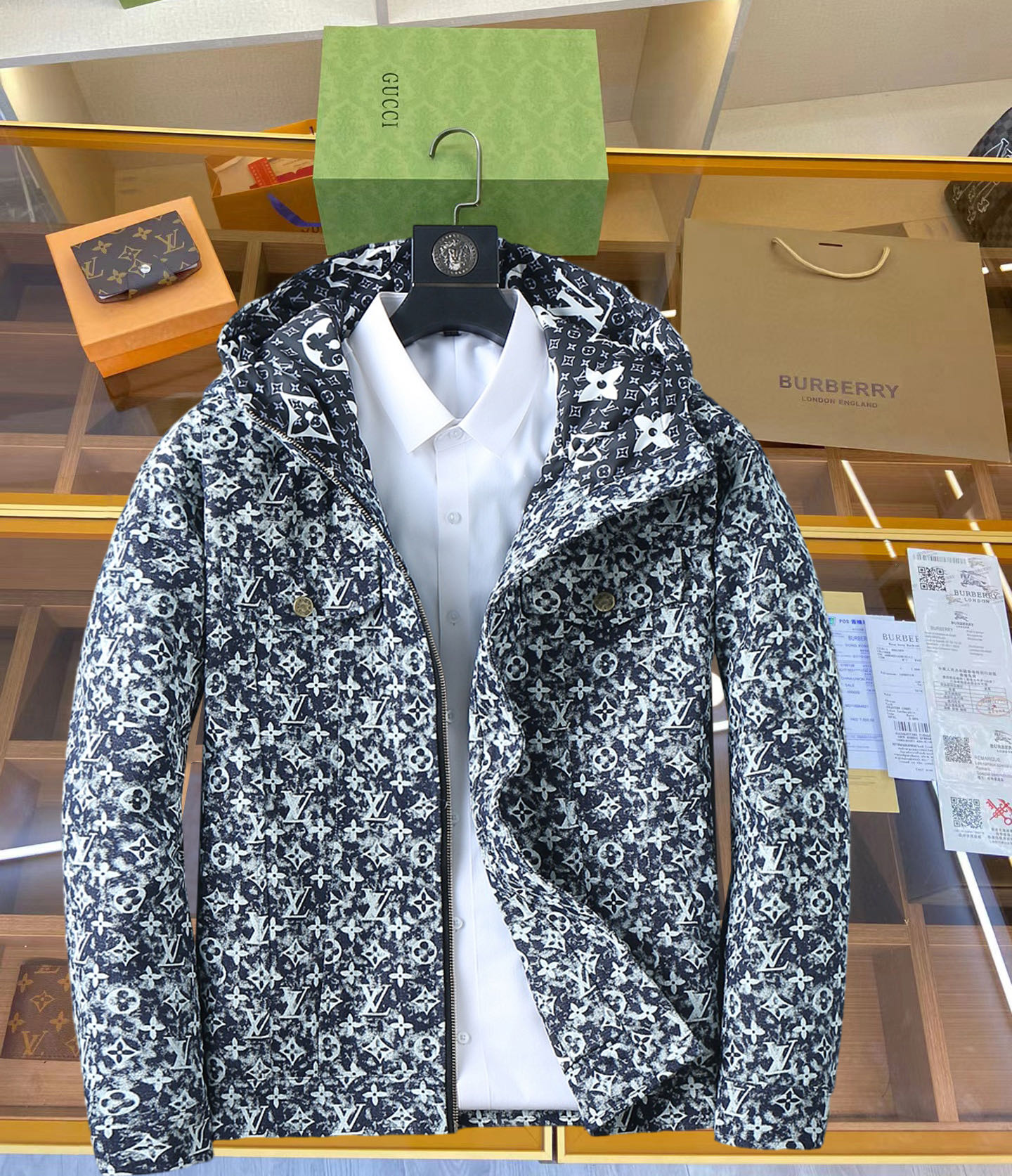 NO:629889,LV 2025 autumn and winter new down jacket. This is known as the most expensive down jacket in the world, all 90 down. With a classic logo combination, it is full of visual impact at first sight. It has better thermal insulation performance, is light and not heavy, and has good loft recovery after compression, and it can gather heat and lock in temperature!  Personalized color matching design, fresh and energetic!  There are too many versions circulating in the market. In addition to the different fabrics and workmanship, the biggest difference is that the filling is not goose down at all but feather silk or velvet, etc., and it is not easy to distinguish for those who don’t understand. In addition, the fabrics and workmanship are definitely not of the same level. In short, look for us and you will never go astray. All the exclusive full colors are purchased from genuine development. If you understand the quality of our down jackets, you can safely recommend it with your eyes closed. The three standards are complete!  Uniform series for men and women!  Size M-3XL. Maximum wear is 195 pounds.,,louis vuitton,down jacket,alexander wang19860909LV 2025秋冬新款羽绒服.这款号称羽绒服届最贵的,全部90绒的.带着经典的Logo组合搭配,第一眼看到就是满满的视觉冲击,保暖性能更出色,轻便不厚重,且压缩后的蓬松度恢复性好,聚热锁温！个性的拼色设计,清新有活力！市面流通的版本实在太多了,除了面料做工不同外,最大的区别就是填充物根本不是鹅绒而是羽丝或手感绒等等,而不懂的根本不容易区分.另外面料和做工也绝对不是一个级别,总之认准我们,让你绝对不跑偏,独家全色全部购入正版开发,懂我们家羽绒服质量的,完全可以放心闭眼推.三标齐全！男女同款系列！码数M-3XL.最大穿到195斤.,,louis vuitton,down jacket,alexander wang,Men's clothing