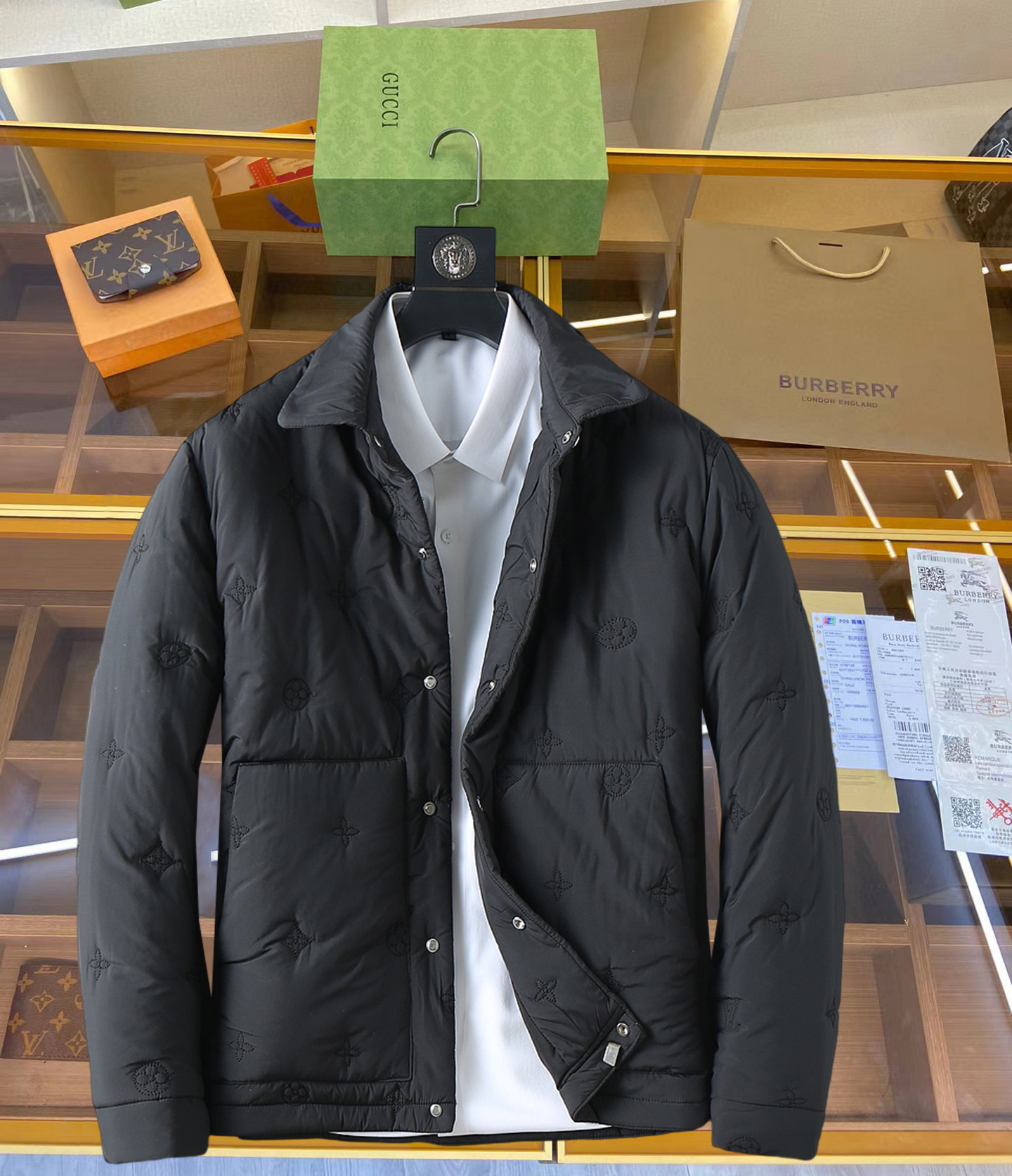 NO:629870,LV three-standard complete 2025ss winter new down jacket, the new product on the show is in perfect condition, comfortable and warm, the color is full and attractive, the design is very outstanding, it can easily enhance the fashion sense, the workmanship is extremely sophisticated and rigorous, and the wiring is neat and meticulous!  A masterpiece from a famous designer!  The upper body does not look bloated and is super handsome!  Available sizes M ~ XXXL,,louis vuitton,jackets & coats,down jacket,alexander wang19860909LV 三标齐全 2025ss冬季新款羽绒棉服外套,秀场新品品相非常完美,舒适保暖,色泽饱满诱人,非常出彩的设计,轻松将时髦感进阶,做工极为考究严谨,走线工整细致！大牌设计师巨作！上身不显臃肿、超级帅气！现货码数M ～ XXXL,,louis vuitton,jackets & coats,down jacket,alexander wang,Men's clothing