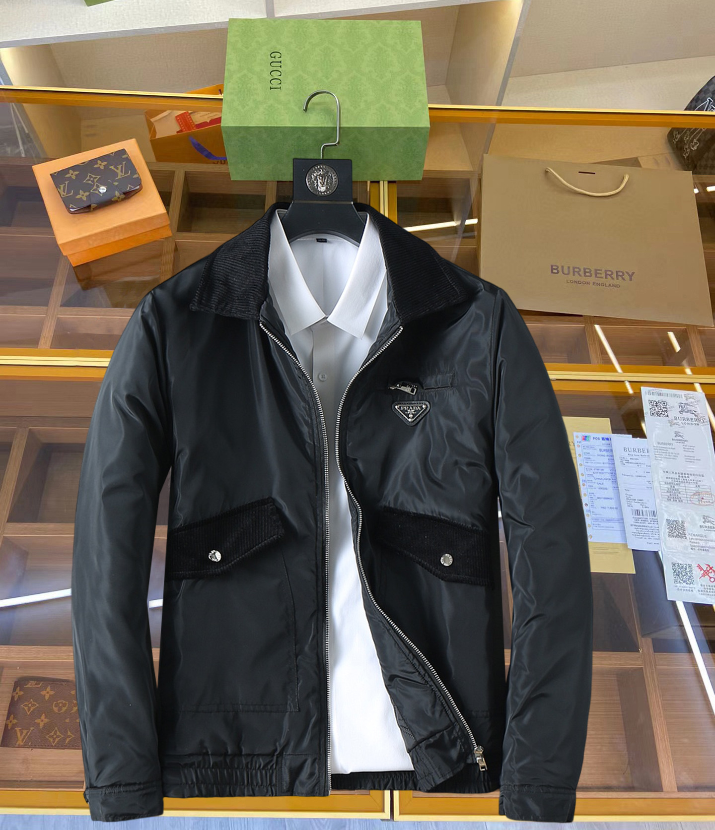 NO:629875,Prada's new 2025ss winter down jacket with all three standards is in perfect condition. It's comfortable and warm, and the color is full and attractive. The design is very outstanding, and it can easily enhance the sense of fashion. The workmanship is extremely sophisticated and rigorous, and the wiring is neat and meticulous!  A masterpiece from a famous designer!  The upper body does not look bloated and is super handsome!  Available sizes M ~ XXXL,,prada,jackets & coats,down jacket,alexander wang19860909普拉达 三标齐全 2025ss冬季新款羽绒棉服外套,秀场新品品相非常完美,舒适保暖,色泽饱满诱人,非常出彩的设计,轻松将时髦感进阶,做工极为考究严谨,走线工整细致！大牌设计师巨作！上身不显臃肿、超级帅气！现货码数M ～ XXXL,,prada,jackets & coats,down jacket,alexander wang,Men's clothing
