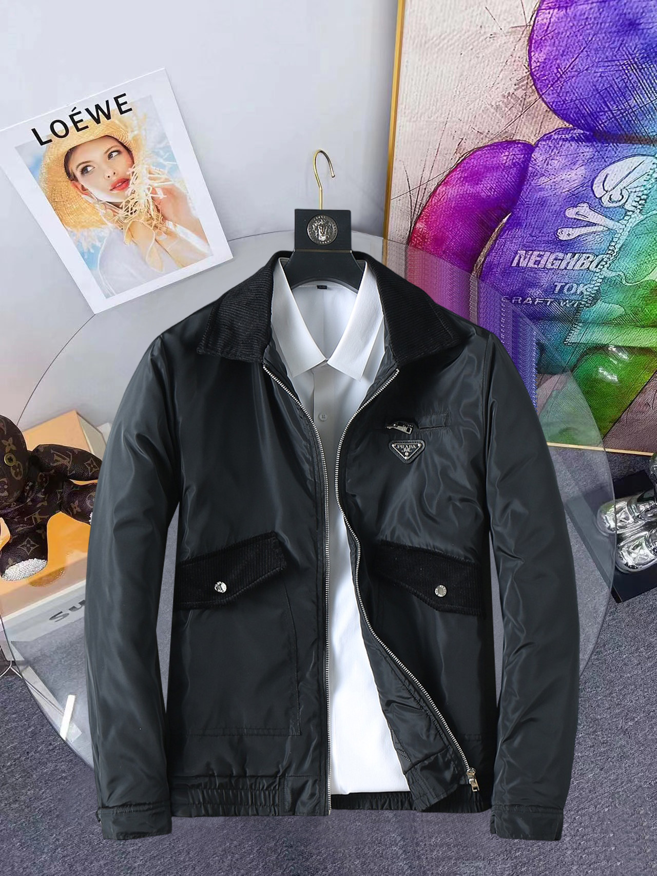 NO:648185,Prada's new 2025ss winter down jacket with all three standards is in perfect condition. It's comfortable and warm, and the color is full and attractive. The design is very outstanding, and it can easily enhance the sense of fashion. The workmanship is extremely sophisticated and rigorous, and the wiring is neat and meticulous!  A masterpiece from a famous designer!  The upper body does not look bloated and is super handsome!  Available sizes M ~ XXXL,,prada,jackets & coats,down jacket,alexander wang19860909普拉达 三标齐全 2025ss冬季新款羽绒棉服外套,秀场新品品相非常完美,舒适保暖,色泽饱满诱人,非常出彩的设计,轻松将时髦感进阶,做工极为考究严谨,走线工整细致！大牌设计师巨作！上身不显臃肿、超级帅气！现货码数M ～ XXXL,,prada,jackets & coats,down jacket,alexander wang,Men's clothing