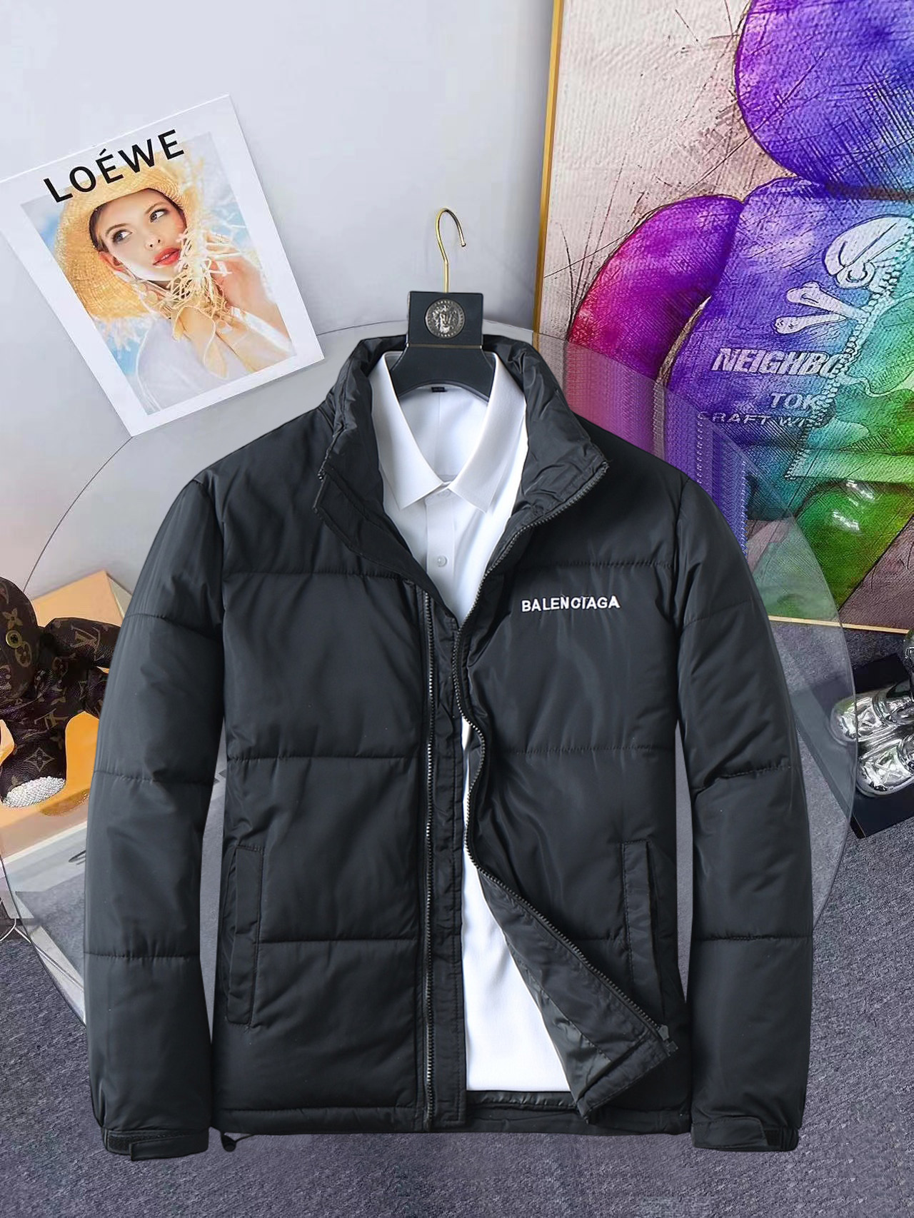 NO:648190,Balenciaga's 2025ss new winter down jacket with all three standards, the new product on the show is in perfect condition, comfortable and warm, the color is full and attractive, the design is very brilliant, it can easily enhance the sense of fashion, the workmanship is extremely sophisticated and rigorous, and the wiring is neat and meticulous!  A masterpiece from a famous designer!  The upper body does not look bloated and is super handsome!  Available sizes M ~ XXXL,,balenciaga,jackets & coats,down jacket,alexander wang19860909巴黎世家 三标齐全 2025ss冬季新款羽绒棉服外套,秀场新品品相非常完美,舒适保暖,色泽饱满诱人,非常出彩的设计,轻松将时髦感进阶,做工极为考究严谨,走线工整细致！大牌设计师巨作！上身不显臃肿、超级帅气！现货码数M ～ XXXL,,balenciaga,jackets & coats,down jacket,alexander wang,Men's clothing
