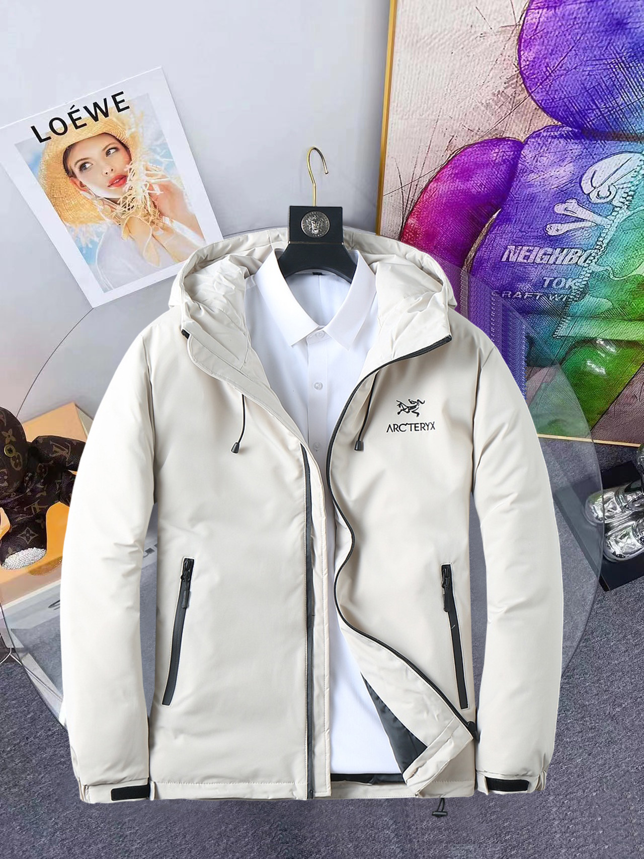 NO:648191,Arc'teryx's new 2025 autumn and winter down jacket. This is known as the most expensive down jacket in the world, all 90 down. With a classic logo combination, it is full of visual impact at first sight. It has better thermal insulation performance, is light and not heavy, and has good loft recovery after compression, and it can gather heat and lock in temperature!  Personalized color matching design, fresh and energetic!  There are too many versions circulating in the market. In addition to the different fabrics and workmanship, the biggest difference is that the filling is not goose down at all but feather silk or velvet, etc., and it is not easy to distinguish for those who don’t understand. In addition, the fabrics and workmanship are definitely not of the same level. In short, look for us and you will never go astray. All the exclusive full colors are purchased from genuine development. If you understand the quality of our down jackets, you can safely recommend it with your eyes closed. The three standards are complete!  Uniform series for men and women!  Size M-3XL. Maximum wear is 195 pounds.,arc'teryx,down jacket,alexander wang19860909始祖鸟 2025秋冬新款羽绒服.这款号称羽绒服届最贵的,全部90绒的.带着经典的Logo组合搭配,第一眼看到就是满满的视觉冲击,保暖性能更出色,轻便不厚重,且压缩后的蓬松度恢复性好,聚热锁温！个性的拼色设计,清新有活力！市面流通的版本实在太多了,除了面料做工不同外,最大的区别就是填充物根本不是鹅绒而是羽丝或手感绒等等,而不懂的根本不容易区分.另外面料和做工也绝对不是一个级别,总之认准我们,让你绝对不跑偏,独家全色全部购入正版开发,懂我们家羽绒服质量的,完全可以放心闭眼推.三标齐全！男女同款系列！码数M-3XL.最大穿到195斤.,arc'teryx,down jacket,alexander wang,Men's clothing