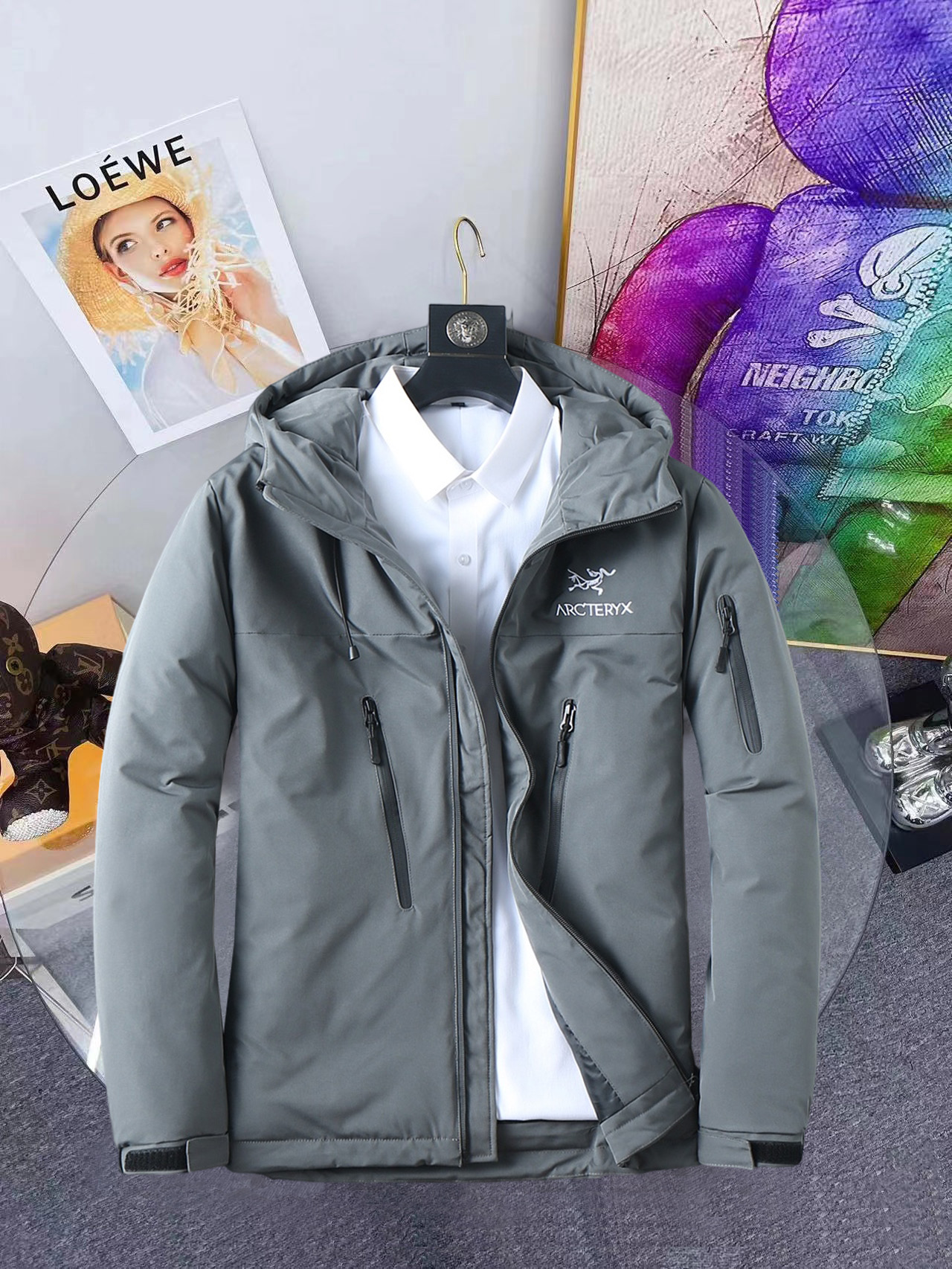 NO:648214,Arc'teryx's new 2025 autumn and winter down jacket. This is known as the most expensive down jacket in the world, all 90 down. With a classic logo combination, it is full of visual impact at first sight. It has better thermal insulation performance, is light and not heavy, and has good loft recovery after compression, and it can gather heat and lock in temperature!  Personalized color matching design, fresh and energetic!  There are too many versions circulating in the market. In addition to the different fabrics and workmanship, the biggest difference is that the filling is not goose down at all but feather silk or velvet, etc., and it is not easy to distinguish for those who don’t understand. In addition, the fabrics and workmanship are definitely not of the same level. In short, look for us and you will never go astray. All the exclusive full colors are purchased from genuine development. If you understand the quality of our down jackets, you can safely recommend it with your eyes closed. The three standards are complete!  Uniform series for men and women!  Size M-3XL. Maximum wear is 195 pounds.,arc'teryx,down jacket,alexander wang19860909始祖鸟 2025秋冬新款羽绒服.这款号称羽绒服届最贵的,全部90绒的.带着经典的Logo组合搭配,第一眼看到就是满满的视觉冲击,保暖性能更出色,轻便不厚重,且压缩后的蓬松度恢复性好,聚热锁温！个性的拼色设计,清新有活力！市面流通的版本实在太多了,除了面料做工不同外,最大的区别就是填充物根本不是鹅绒而是羽丝或手感绒等等,而不懂的根本不容易区分.另外面料和做工也绝对不是一个级别,总之认准我们,让你绝对不跑偏,独家全色全部购入正版开发,懂我们家羽绒服质量的,完全可以放心闭眼推.三标齐全！男女同款系列！码数M-3XL.最大穿到195斤.,arc'teryx,down jacket,alexander wang,Men's clothing