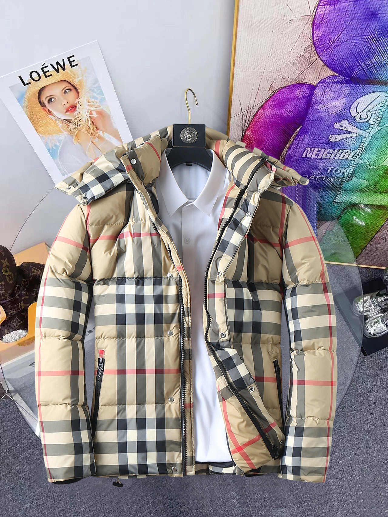 NO:648215,Burberry's 2025 new winter down 90 white duck down jacket, the new product on the show is in perfect condition, comfortable and warm, the color is full and attractive, the very outstanding design can easily enhance the fashion sense, the workmanship is extremely sophisticated and rigorous, and the wiring is neat and meticulous!  A masterpiece from a famous designer!  The upper body does not look bloated and is super handsome!  Counter size M～XXXL,,burberry,jackets & coats,down jacket,alexander wang19860909巴宝莉 2025冬季新款羽绒90白鸭绒外套,秀场新品品相非常完美,舒适保暖,色泽饱满诱人,非常出彩的设计,轻松将时髦感进阶,做工极为考究严谨,走线工整细致！大牌设计师巨作！上身不显臃肿、超级帅气！柜台码数M～XXXL,,burberry,jackets & coats,down jacket,alexander wang,Men's clothing