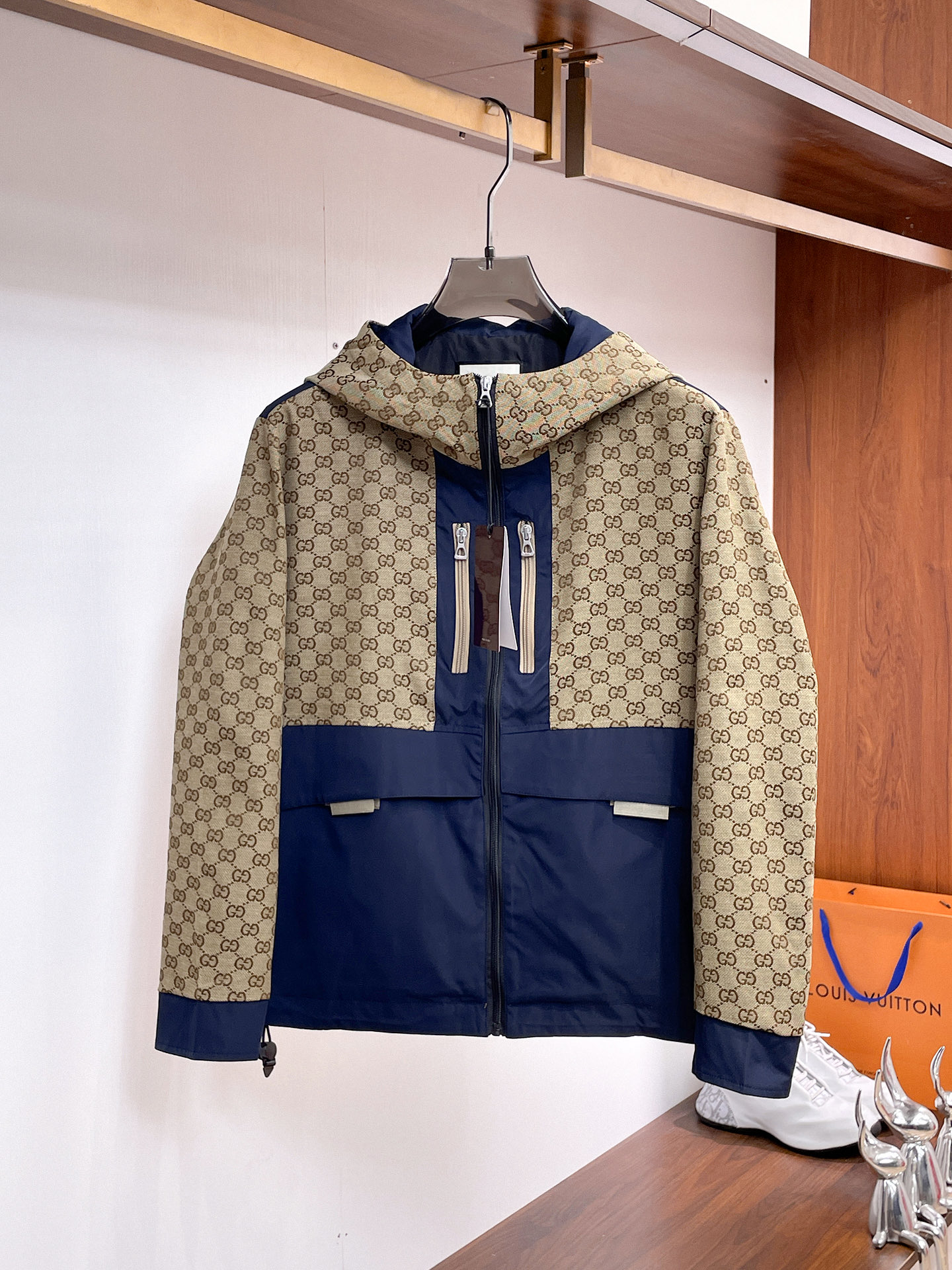 NO:937741,Gucci official website same style, complete with three labels, on sale in advance. 2026ss new men's jacket for autumn, high-end version with complete three labels of the original order. Custom-made fabrics at the counter. Highly breathable and comfortable, impeccable details, brand element design concept, reflecting high quality. Delicate and soft feel. Casual tailoring, excellent upper body shape. Size M～3XL, maximum weight,,jackets & coats,jackets & coats,19860909古奇 官网同款,三标齐全,提前发售 2026ss开秋新款男士夹克外套,原单三标齐全高端版本 专柜定制面料 透气舒适度高,细节无可挑剔,品牌元素设计理念,体现高品质.手感细腻柔软 呈现休闲裁剪,上身版型超赞 码数M～3XL,最大穿斤,,jackets & coats,jackets & coats,,Men's clothing