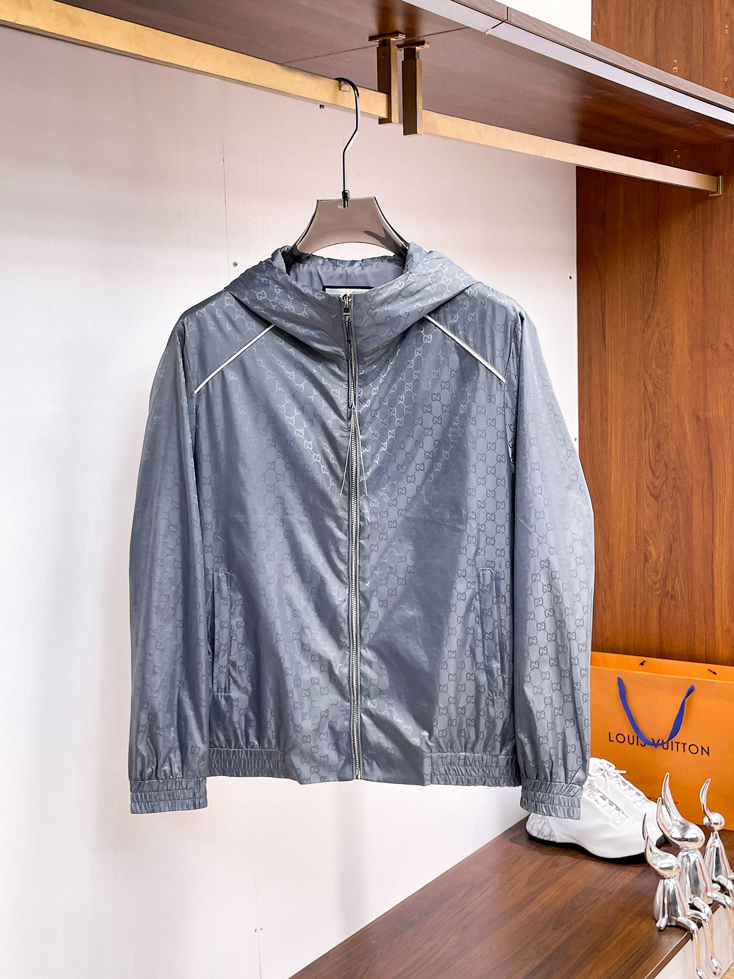 NO:937743,The same style as on the Gucci official website, complete with three labels, sold in advance. 2026ss new men's jacket for autumn, high-end version with complete three labels of the original order. Custom-made fabrics at the counter. Highly breathable and comfortable, impeccable details, brand element design concept, reflecting high quality. Delicate and soft feel. Casual tailoring, excellent upper body shape. Size M～3XL, maximum weight,,jackets & coats,jackets & coats,19860909古奇官网同款,三标齐全,提前发售 2026ss开秋新款男士夹克外套,原单三标齐全高端版本 专柜定制面料 透气舒适度高,细节无可挑剔,品牌元素设计理念,体现高品质.手感细腻柔软 呈现休闲裁剪,上身版型超赞 码数M～3XL,最大穿斤,,jackets & coats,jackets & coats,,Men's clothing