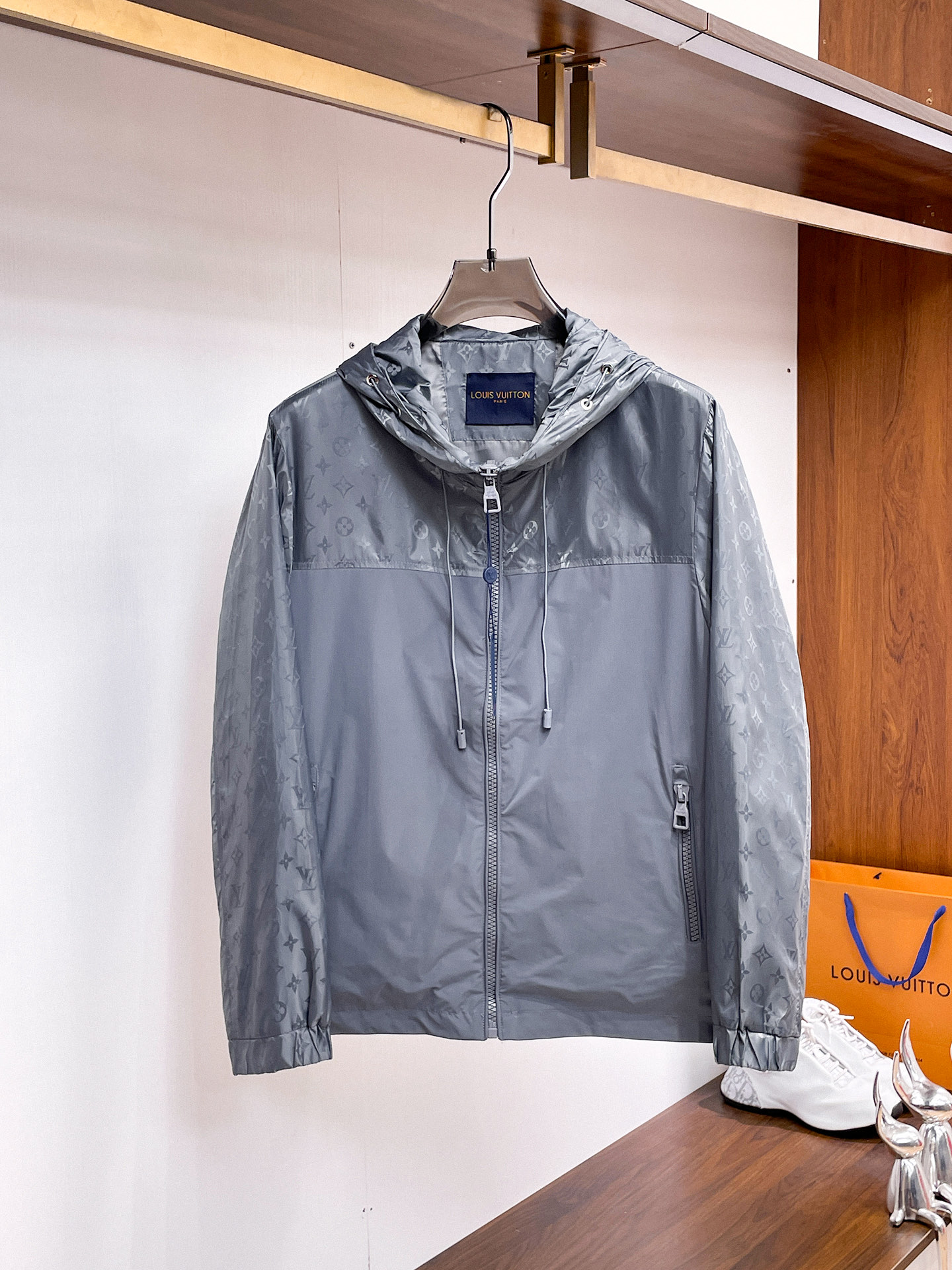 NO:937744,Same style as LV official website, complete with three labels, sold in advance. 2026ss new autumn men's jackets, high-end version with complete three labels of the original order. Custom-made fabrics at the counter. Highly breathable and comfortable, impeccable details, brand element design concept, reflecting high quality. Delicate and soft feel. Casual tailoring, excellent upper body shape. Size M～3XL, maximum weight,, Louis Vuitton, jackets & coats, jackets & coats,19860909LV官网同款,三标齐全,提前发售 2026ss开秋新款男士夹克外套,原单三标齐全高端版本 专柜定制面料 透气舒适度高,细节无可挑剔,品牌元素设计理念,体现高品质.手感细腻柔软 呈现休闲裁剪,上身版型超赞 码数M～3XL,最大穿斤,,louis vuitton,jackets & coats,jackets & coats,,Men's clothing