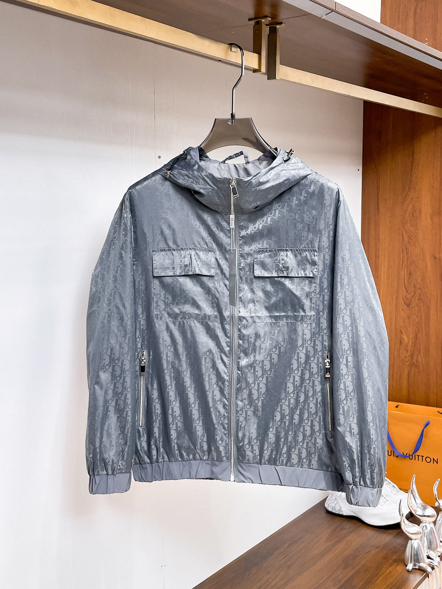 NO:937745,The same model from Dior's official website, complete with three labels, sold in advance. 2026ss new men's jacket for autumn, high-end version with complete three labels of the original order. Custom-made fabrics at the counter. Highly breathable and comfortable, impeccable details, brand element design concept, reflecting high quality. Delicate and soft feel. Casual tailoring, excellent upper body shape. Size M～3XL, maximum weight, dior, jackets & coats, jackets & coats,19860909迪奥官网同款,三标齐全,提前发售 2026ss开秋新款男士夹克外套,原单三标齐全高端版本 专柜定制面料 透气舒适度高,细节无可挑剔,品牌元素设计理念,体现高品质.手感细腻柔软 呈现休闲裁剪,上身版型超赞 码数M～3XL,最大穿斤,,dior,jackets & coats,jackets & coats,,Men's clothing