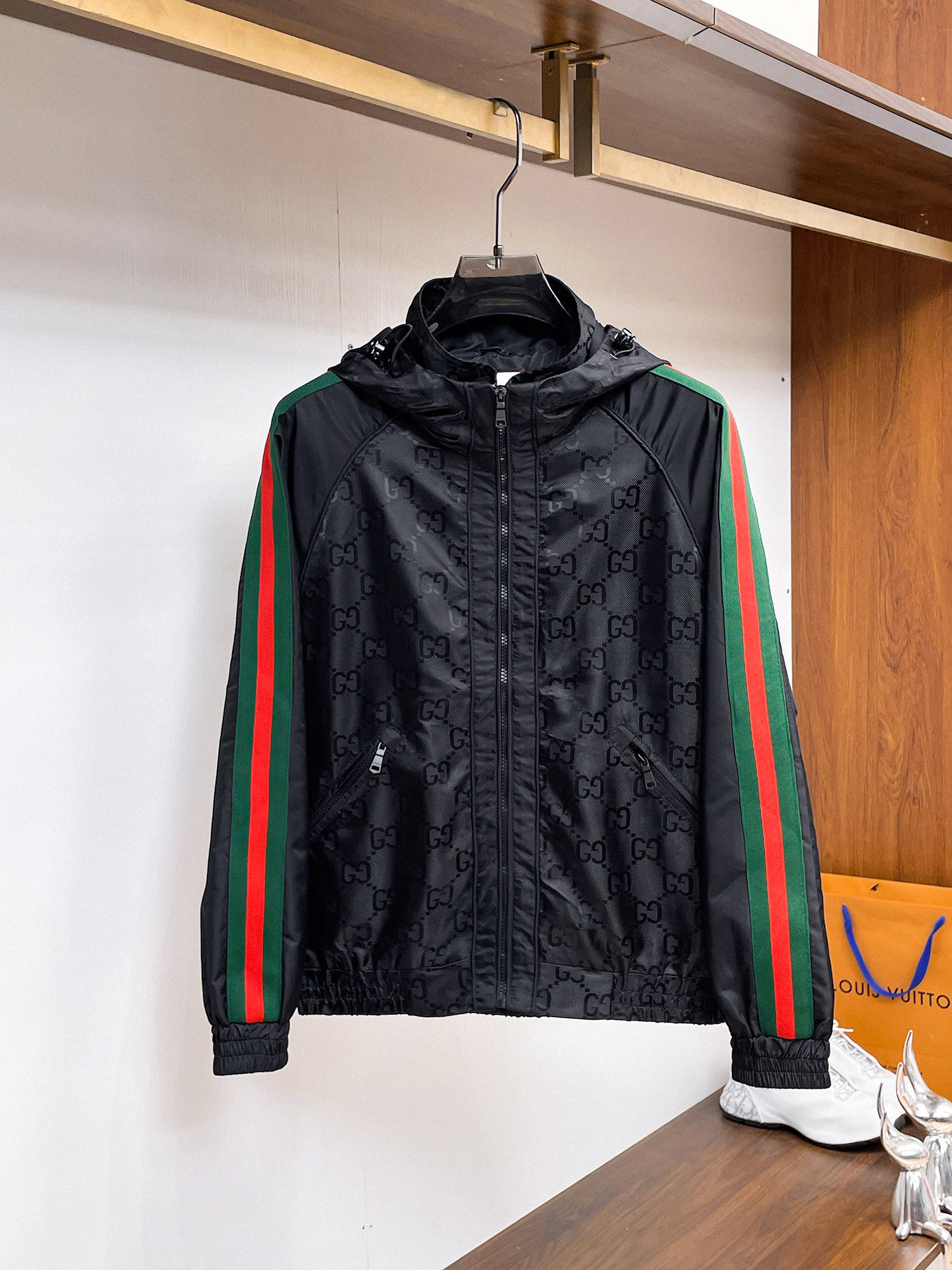 NO:937746,The same style as on the Gucci official website, complete with three labels, sold in advance. 2026ss new men's jacket for autumn, high-end version with complete three labels of the original order. Custom-made fabrics at the counter. Highly breathable and comfortable, impeccable details, brand element design concept, reflecting high quality. Delicate and soft feel. Casual tailoring, excellent upper body shape. Size M～3XL, maximum weight,,jackets & coats,jackets & coats,19860909古奇官网同款,三标齐全,提前发售 2026ss开秋新款男士夹克外套,原单三标齐全高端版本 专柜定制面料 透气舒适度高,细节无可挑剔,品牌元素设计理念,体现高品质.手感细腻柔软 呈现休闲裁剪,上身版型超赞 码数M～3XL,最大穿斤,,jackets & coats,jackets & coats,,Men's clothing