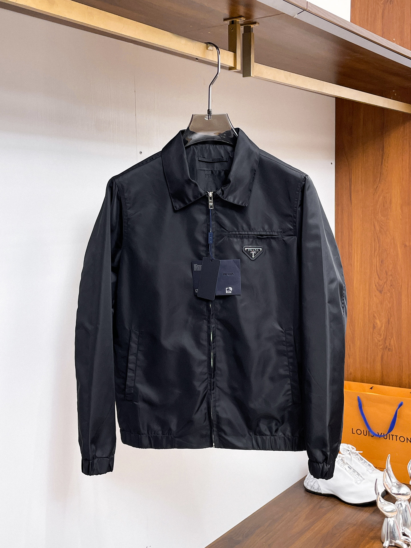 NO:937747,The same model from the Prada official website, complete with three labels, on sale in advance. 2026ss new men's jackets for autumn, high-end version with complete three labels from the original order. Custom-made fabrics at the counter. Highly breathable and comfortable, impeccable details, brand element design concept, reflecting high quality. Delicate and soft feel. Casual tailoring, excellent upper body shape. Size M～3XL, maximum weight, prada, jackets & coats, jackets & coats,19860909普拉达官网同款,三标齐全,提前发售 2026ss开秋新款男士夹克外套,原单三标齐全高端版本 专柜定制面料 透气舒适度高,细节无可挑剔,品牌元素设计理念,体现高品质.手感细腻柔软 呈现休闲裁剪,上身版型超赞 码数M～3XL,最大穿斤,,prada,jackets & coats,jackets & coats,,Men's clothing