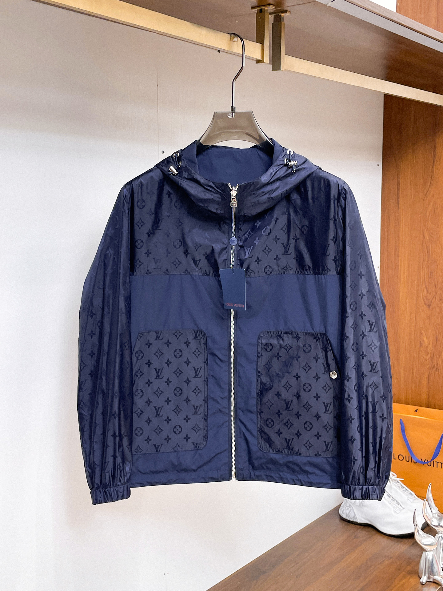 NO:937748,The same style on the LV official website, complete with three labels, on sale in advance. 2026ss new autumn men's reversible jacket, original single with three labels, high-end version. Custom-made fabrics at the counter. Highly breathable and comfortable, impeccable details, brand element design concept, reflecting high quality. Delicate and soft feel. Casual tailoring, excellent upper body shape. Size M～3XL, maximum weight, Louis Vuitton, jackets & coats,jackets & coats,19860909LV官网同款,三标齐全,提前发售 2026ss开秋新款男士双面穿夹克外套,原单三标齐全高端版本 专柜定制面料 透气舒适度高,细节无可挑剔,品牌元素设计理念,体现高品质.手感细腻柔软 呈现休闲裁剪,上身版型超赞 码数M～3XL,最大穿斤,,louis vuitton,jackets & coats,jackets & coats,,Men's clothing