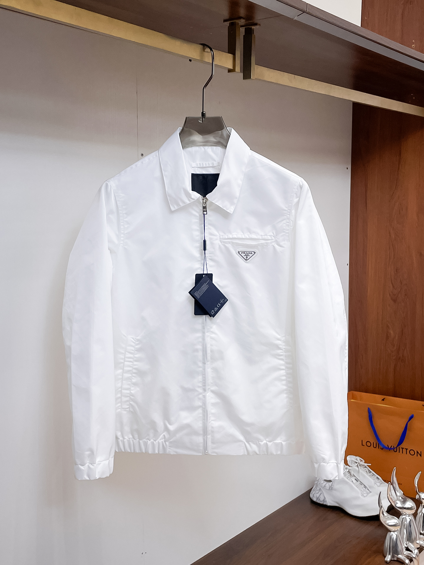 NO:937751,The same model from the Prada official website, complete with three labels, on sale in advance. 2026ss new men's jackets for autumn, high-end version with complete three labels from the original order. Custom-made fabrics at the counter. Highly breathable and comfortable, impeccable details, brand element design concept, reflecting high quality. Delicate and soft feel. Casual tailoring, excellent upper body shape. Size M～3XL, maximum weight, prada, jackets & coats, jackets & coats,19860909普拉达官网同款,三标齐全,提前发售 2026ss开秋新款男士夹克外套,原单三标齐全高端版本 专柜定制面料 透气舒适度高,细节无可挑剔,品牌元素设计理念,体现高品质.手感细腻柔软 呈现休闲裁剪,上身版型超赞 码数M～3XL,最大穿斤,,prada,jackets & coats,jackets & coats,,Men's clothing