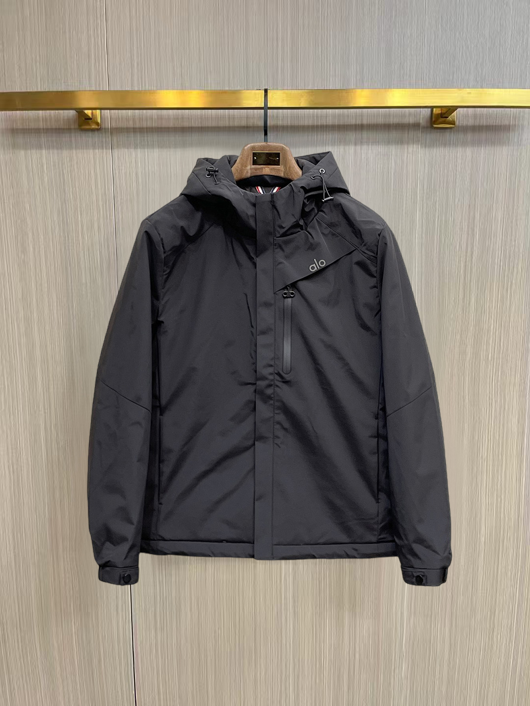 NO:653627,alo's three-standard complete ss winter new down jacket, the new product on the show is in perfect condition, comfortable and warm, the color is full and attractive, the design is very brilliant, it can easily enhance the fashion sense, the workmanship is extremely sophisticated and rigorous, and the wiring is neat and meticulous!  A masterpiece from a famous designer!  The upper body does not look bloated and is super handsome!  Available sizes M ~ XXXL,,jackets & coats,down jacket,alexander wang19860909alo 三标齐全 ss冬季新款羽绒棉服外套,秀场新品品相非常完美,舒适保暖,色泽饱满诱人,非常出彩的设计,轻松将时髦感进阶,做工极为考究严谨,走线工整细致！大牌设计师巨作！上身不显臃肿、超级帅气！现货码数M ～ XXXL,,jackets & coats,down jacket,alexander wang,Men's clothing