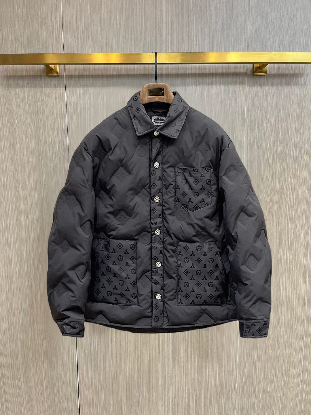 NO:653620,LV three-standard complete ss new winter down jacket, the new product on the show is in perfect condition, comfortable and warm, the color is full and attractive, the very outstanding design can easily enhance the fashion sense, the workmanship is extremely sophisticated and rigorous, and the wiring is neat and meticulous!  A masterpiece from a famous designer!  The upper body does not look bloated and is super handsome!  Available sizes M ~ XXXL,,louis vuitton,jackets & coats,down jacket,alexander wang19860909LV 三标齐全 ss冬季新款羽绒棉服外套,秀场新品品相非常完美,舒适保暖,色泽饱满诱人,非常出彩的设计,轻松将时髦感进阶,做工极为考究严谨,走线工整细致！大牌设计师巨作！上身不显臃肿、超级帅气！现货码数M ～ XXXL,,louis vuitton,jackets & coats,down jacket,alexander wang,Men's clothing