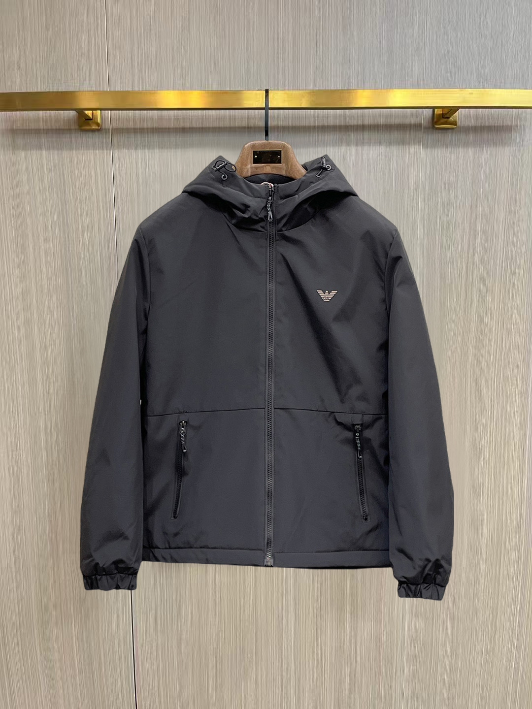 NO:653613,Armani's new ss winter down jacket with all three standards, the new product on the show is in perfect condition, comfortable and warm, the color is full and attractive, the design is very outstanding, it can easily enhance the fashion sense, the workmanship is extremely sophisticated and rigorous, and the wiring is neat and meticulous!  A masterpiece from a famous designer!  The upper body does not look bloated and is super handsome!  Available sizes M ~ XXXL,,armani,jackets & coats,down jacket,alexander wang19860909阿玛尼 三标齐全 ss冬季新款羽绒棉服外套,秀场新品品相非常完美,舒适保暖,色泽饱满诱人,非常出彩的设计,轻松将时髦感进阶,做工极为考究严谨,走线工整细致！大牌设计师巨作！上身不显臃肿、超级帅气！现货码数M ～ XXXL,,armani,jackets & coats,down jacket,alexander wang,Men's clothing