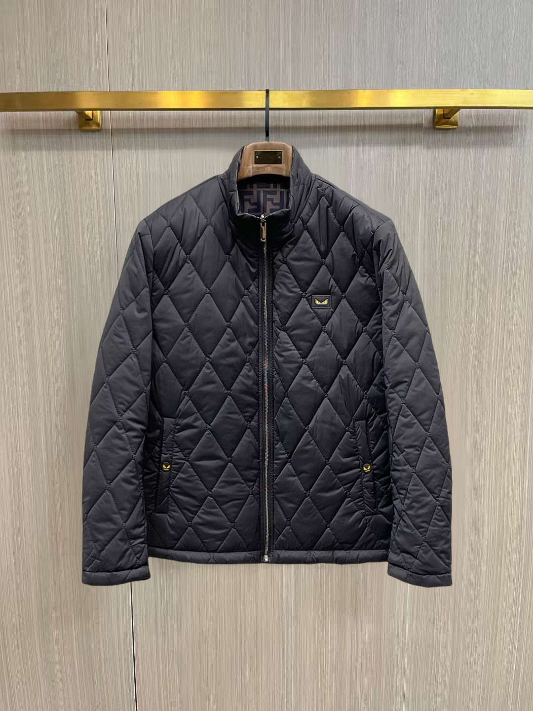 NO:653606,Fendi's three-standard complete ss winter new double-sided down jacket. The new product on the show is in perfect condition. It is comfortable and warm, and the color is full and attractive. It is a very outstanding design that can easily enhance the sense of fashion. The workmanship is extremely sophisticated and rigorous, and the wiring is neat and meticulous!  A masterpiece from a famous designer!  The upper body does not look bloated and is super handsome!  Available sizes M ~ XXXL,,fendi,jackets & coats,down jacket,alexander wang19860909芬迪 三标齐全 ss冬季新款双面穿羽绒棉服外套,秀场新品品相非常完美,舒适保暖,色泽饱满诱人,非常出彩的设计,轻松将时髦感进阶,做工极为考究严谨,走线工整细致！大牌设计师巨作！上身不显臃肿、超级帅气！现货码数M ～ XXXL,,fendi,jackets & coats,down jacket,alexander wang,Men's clothing