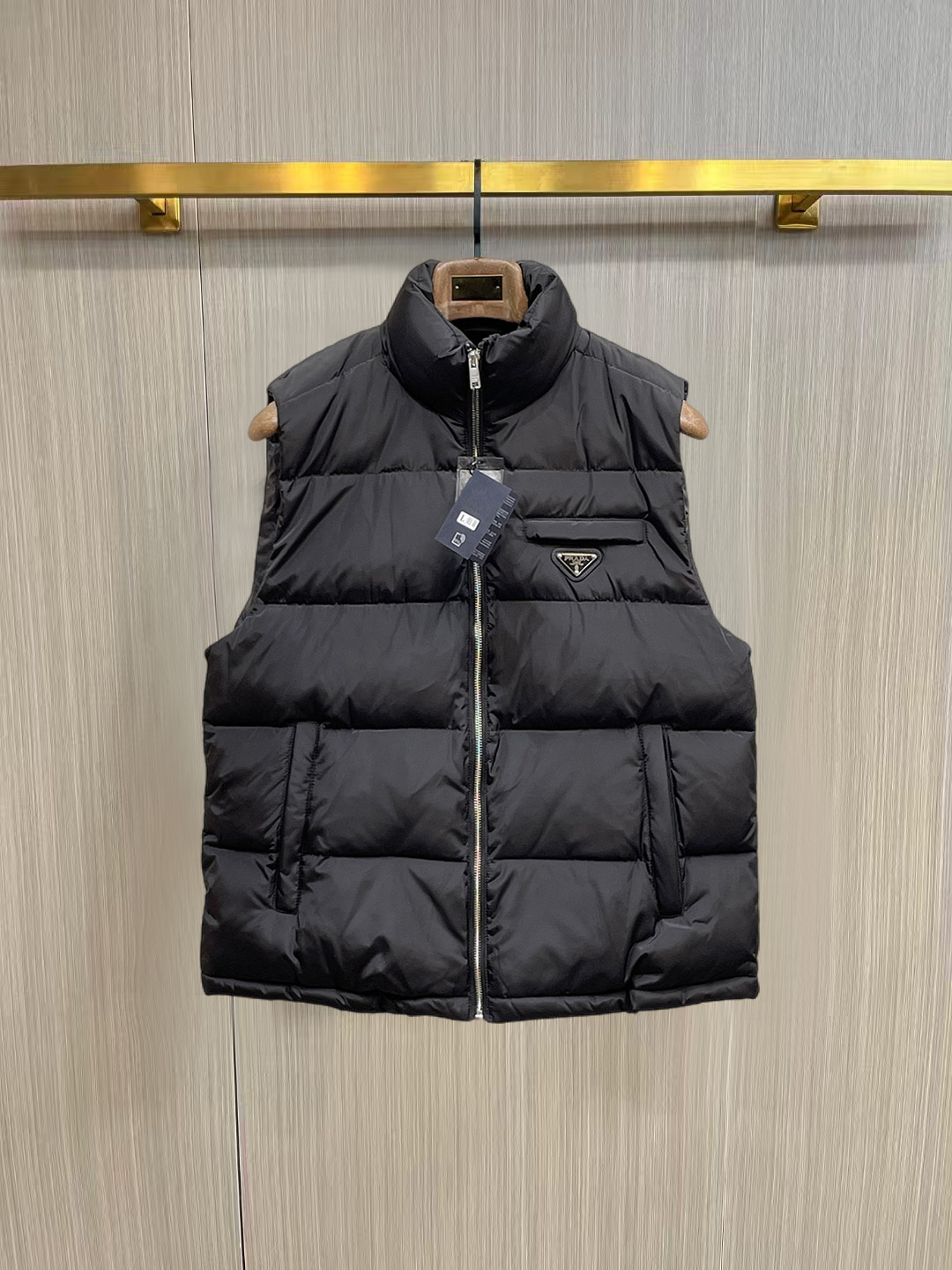 NO:653566,Prada FW down vest is a must-have item for fashionistas!  Advanced customization: The highest standard 90 white goose down, the ingredients are tested, and the first-class thermal performance. Double-layer gallbladder cloth inside to ensure that the goose down will not drill out. Customized high-density waterproof nylon fabric. High-end texture and durability. The quality can reach the purchase level. Super versatile, the upper body effect is great!  Size M~3XL,,prada,down jacket,alexander wang19860909普拉达 FW羽绒马甲 潮人必备单品！高级定制 最高标准90白鹅绒,成分支持检测,一流保暖性能.内里双层胆布,以保证鹅绒不会钻出,定制高密度防水尼龙面料.高端质感及耐用性.品质可达代购级别. 超级百搭,上身效果超赞！ 尺码M~3XL,,prada,down jacket,alexander wang,Men's clothing