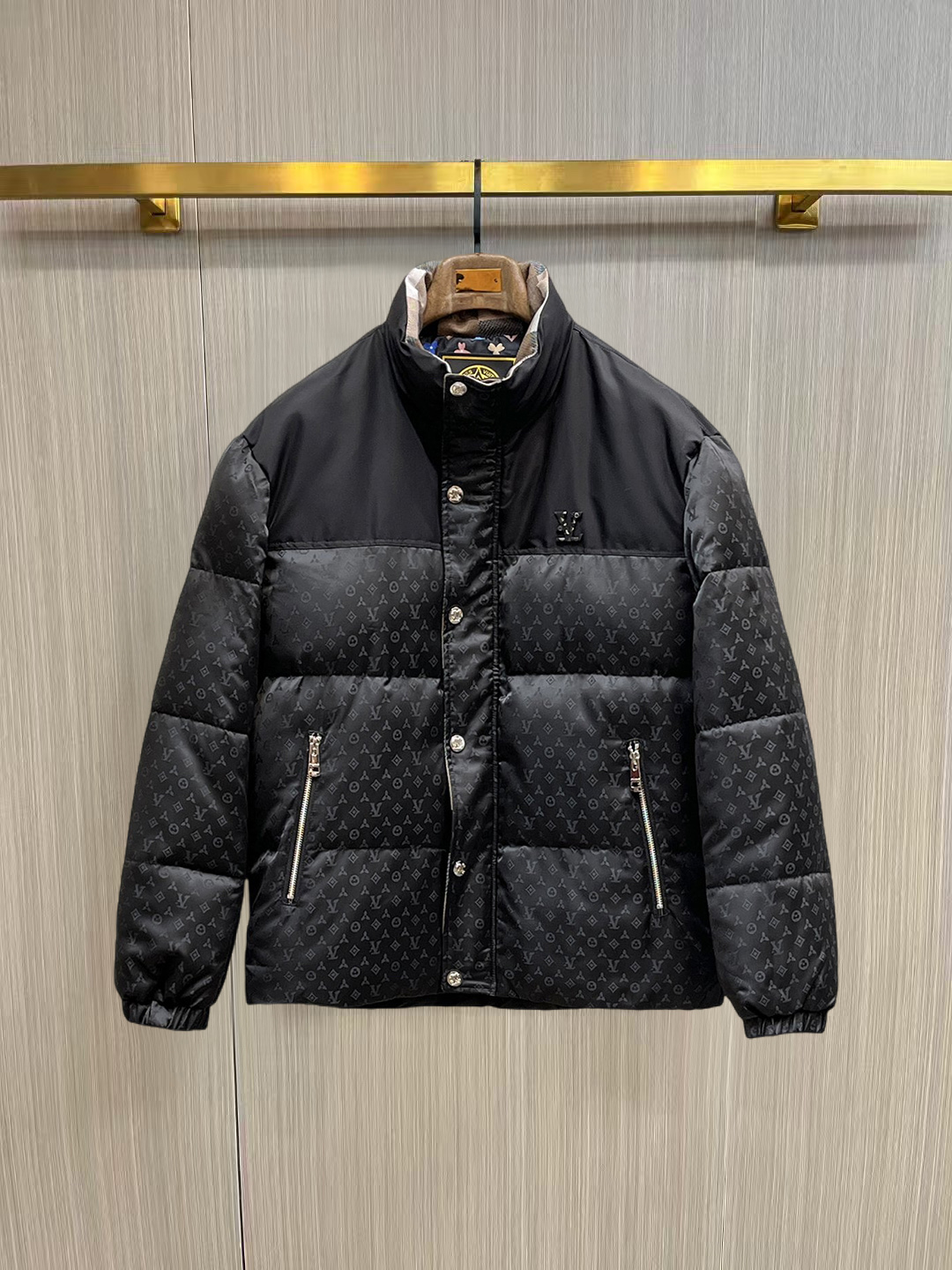 NO:653599,LV three-standard complete ss new winter down jacket, the new product on the show is in perfect condition, comfortable and warm, the color is full and attractive, the very outstanding design can easily enhance the fashion sense, the workmanship is extremely sophisticated and rigorous, and the wiring is neat and meticulous!  A masterpiece from a famous designer!  The upper body does not look bloated and is super handsome!  Available sizes M ~ XXXL,,louis vuitton,jackets & coats,down jacket,alexander wang19860909LV 三标齐全 ss冬季新款羽绒棉服外套,秀场新品品相非常完美,舒适保暖,色泽饱满诱人,非常出彩的设计,轻松将时髦感进阶,做工极为考究严谨,走线工整细致！大牌设计师巨作！上身不显臃肿、超级帅气！现货码数M ～ XXXL,,louis vuitton,jackets & coats,down jacket,alexander wang,Men's clothing