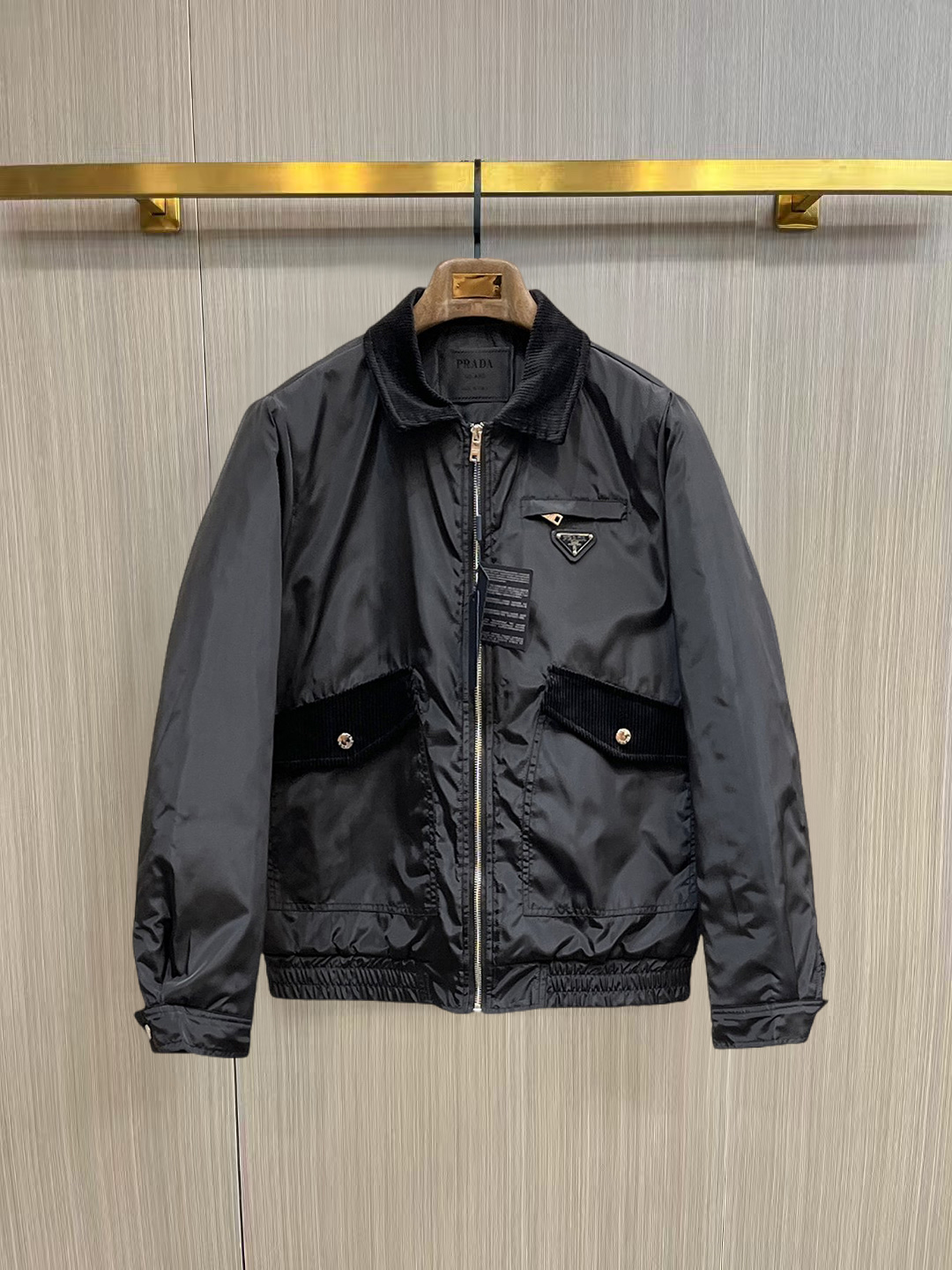 NO:653591,Prada's three-standard complete ss new winter down jacket, the new product on the show is in perfect condition, comfortable and warm, the color is full and attractive, the design is very outstanding, it can easily enhance the sense of fashion, the workmanship is extremely sophisticated and rigorous, and the wiring is neat and meticulous!  A masterpiece from a famous designer!  The upper body does not look bloated and is super handsome!  Available sizes M ~ XXXL,,prada,jackets & coats,down jacket,alexander wang19860909普拉达 三标齐全 ss冬季新款羽绒棉服外套,秀场新品品相非常完美,舒适保暖,色泽饱满诱人,非常出彩的设计,轻松将时髦感进阶,做工极为考究严谨,走线工整细致！大牌设计师巨作！上身不显臃肿、超级帅气！现货码数M ～ XXXL,,prada,jackets & coats,down jacket,alexander wang,Men's clothing