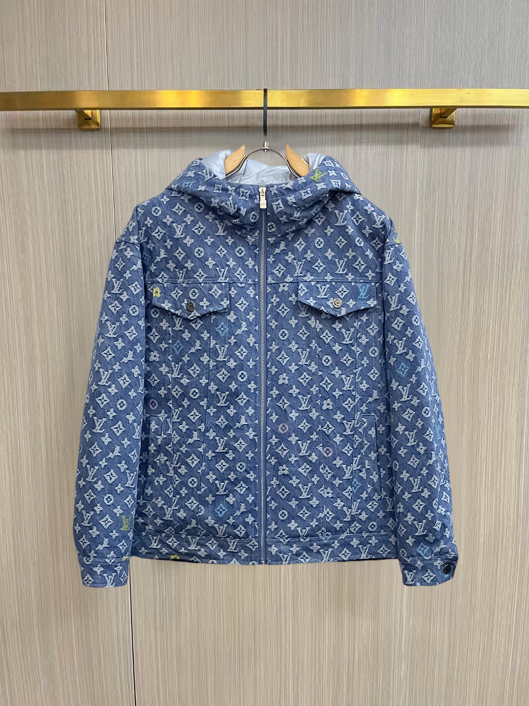 NO:653654,LV's new spring and winter down jacket. This is known as the most expensive down jacket in the world, all 90 down. With a classic logo combination, it is full of visual impact at first sight. It has better thermal insulation performance, is light and not heavy, and has good loft recovery after compression, and it can gather heat and lock in temperature!  Personalized color matching design, fresh and energetic!  There are too many versions circulating in the market. In addition to the different fabrics and workmanship, the biggest difference is that the filling is not goose down at all but feather silk or velvet, etc., and it is not easy to distinguish for those who don’t understand. In addition, the fabrics and workmanship are definitely not of the same level. In short, look for us and you will never go astray. All the exclusive full colors are purchased from genuine development. If you understand the quality of our down jackets, you can safely recommend it with your eyes closed. The three standards are complete!  Uniform series for men and women!  Size M-3XL. Maximum wear is 195 pounds.,,louis vuitton,down jacket,alexander wang19860909LV春冬新款羽绒服.这款号称羽绒服届最贵的,全部90绒的.带着经典的Logo组合搭配,第一眼看到就是满满的视觉冲击,保暖性能更出色,轻便不厚重,且压缩后的蓬松度恢复性好,聚热锁温！个性的拼色设计,清新有活力！市面流通的版本实在太多了,除了面料做工不同外,最大的区别就是填充物根本不是鹅绒而是羽丝或手感绒等等,而不懂的根本不容易区分.另外面料和做工也绝对不是一个级别,总之认准我们,让你绝对不跑偏,独家全色全部购入正版开发,懂我们家羽绒服质量的,完全可以放心闭眼推.三标齐全！男女同款系列！码数M-3XL.最大穿到195斤.,,louis vuitton,down jacket,alexander wang,Men's clothing